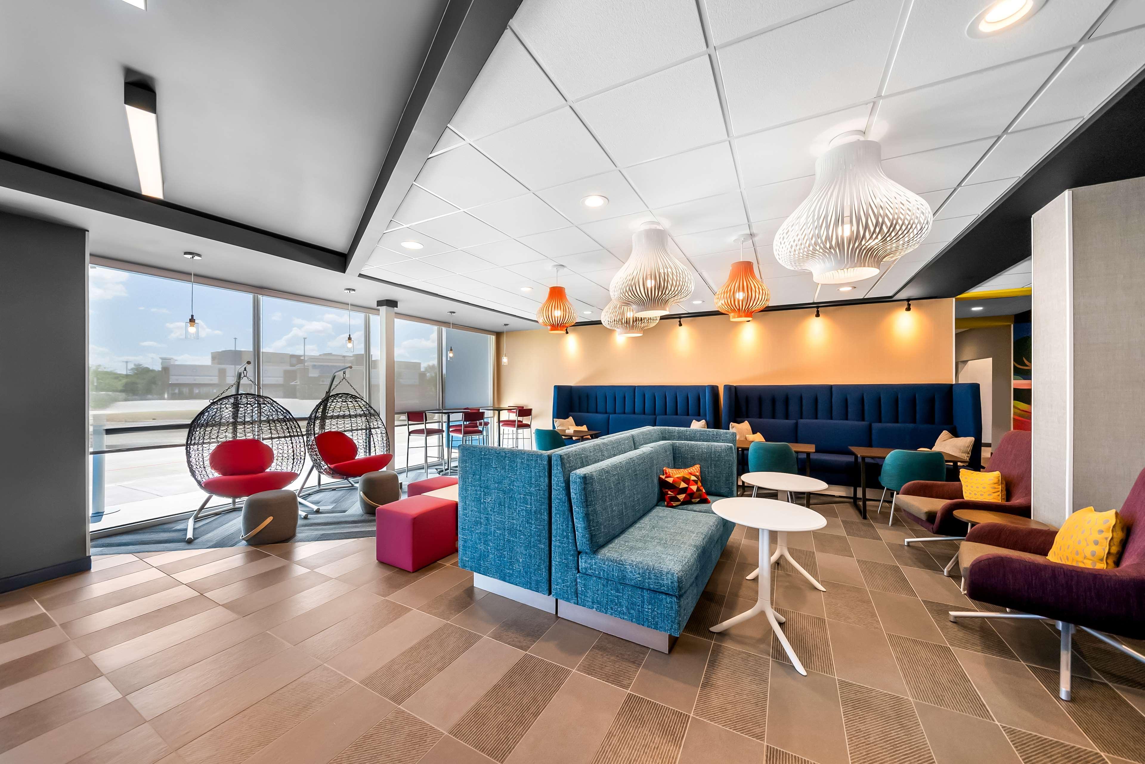 Vista Lobby Tru by Hilton Plano Hwy 75