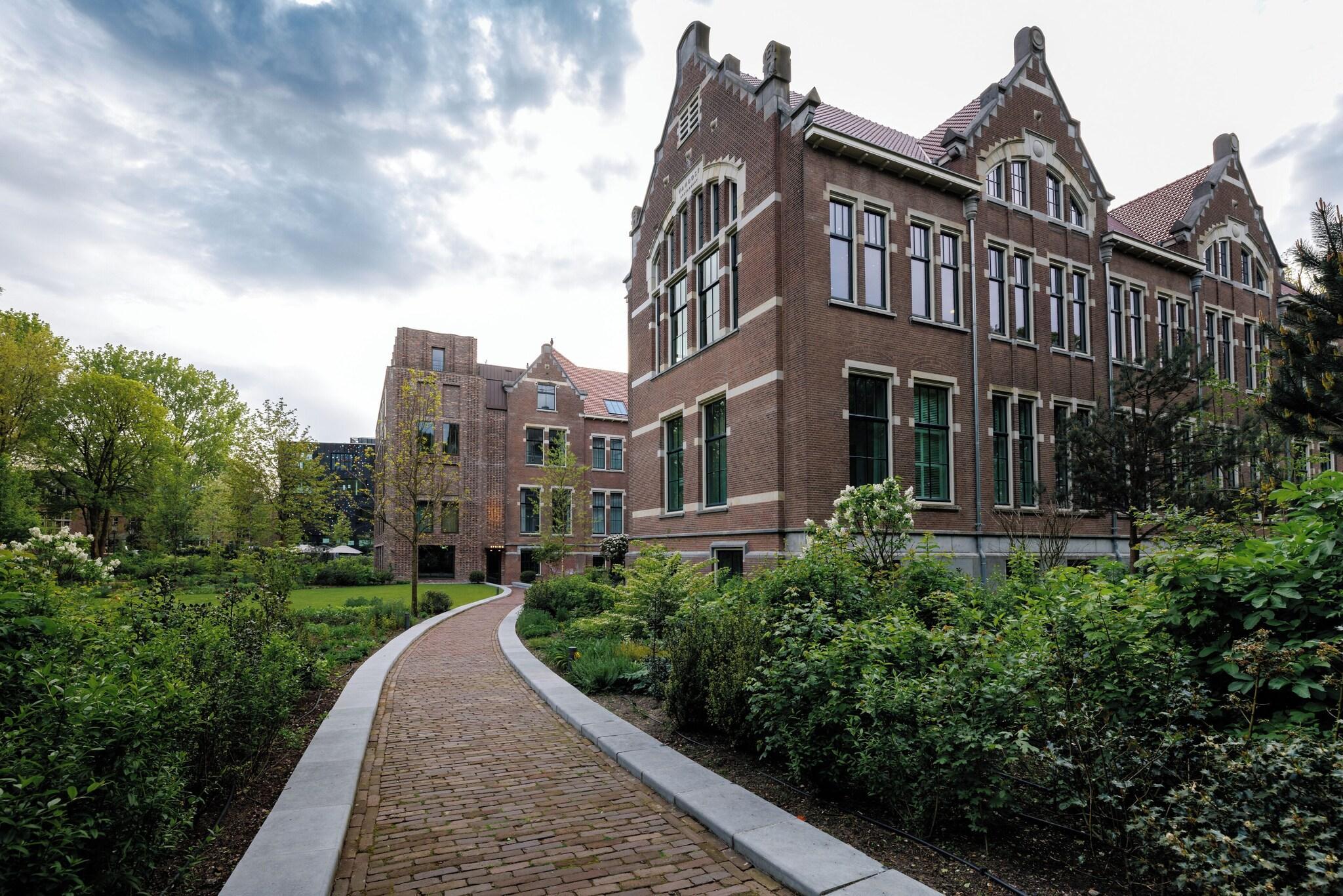 Vista Exterior Pillows Maurits At The Park