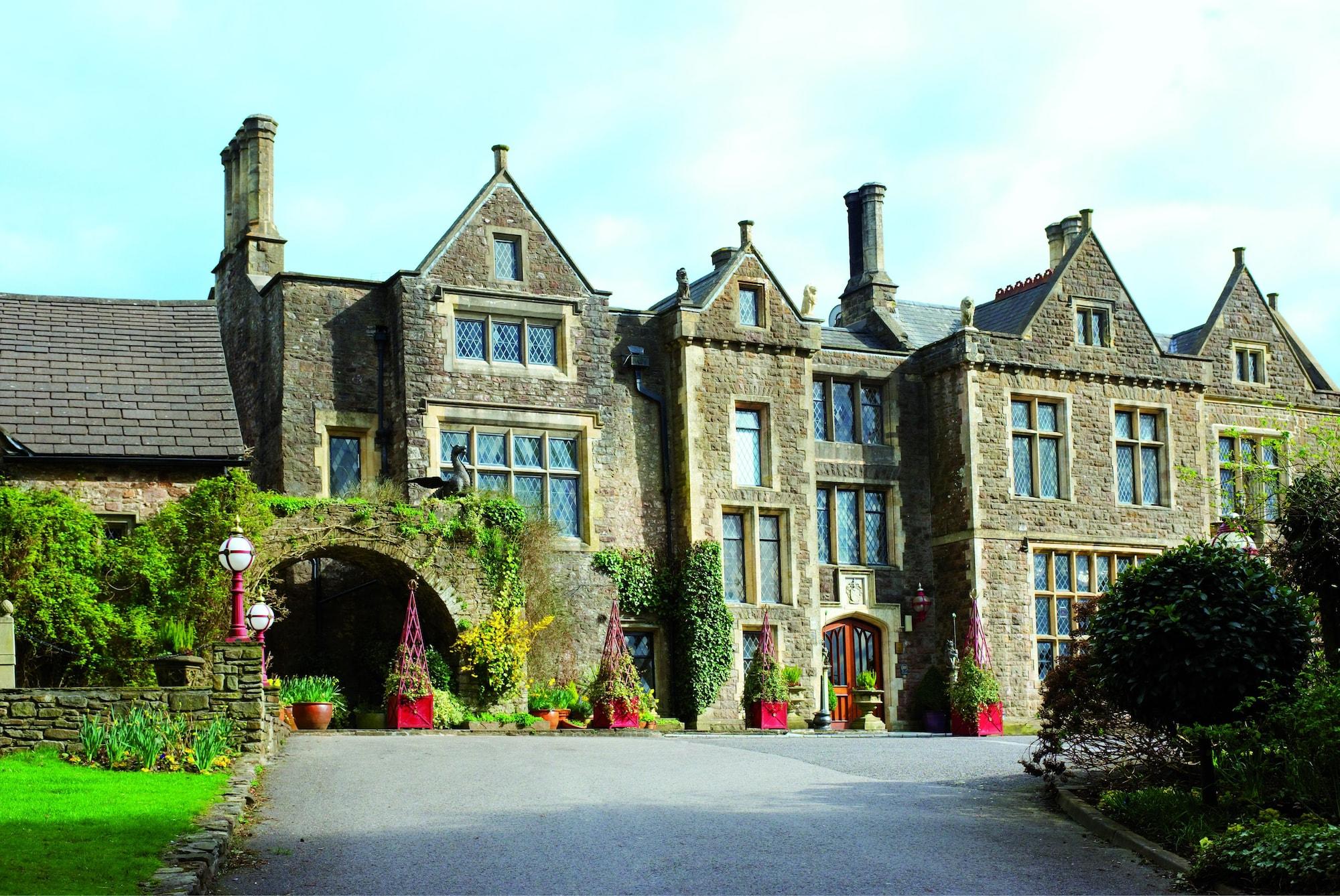 Vista Exterior Miskin Manor Hotel And Health Club