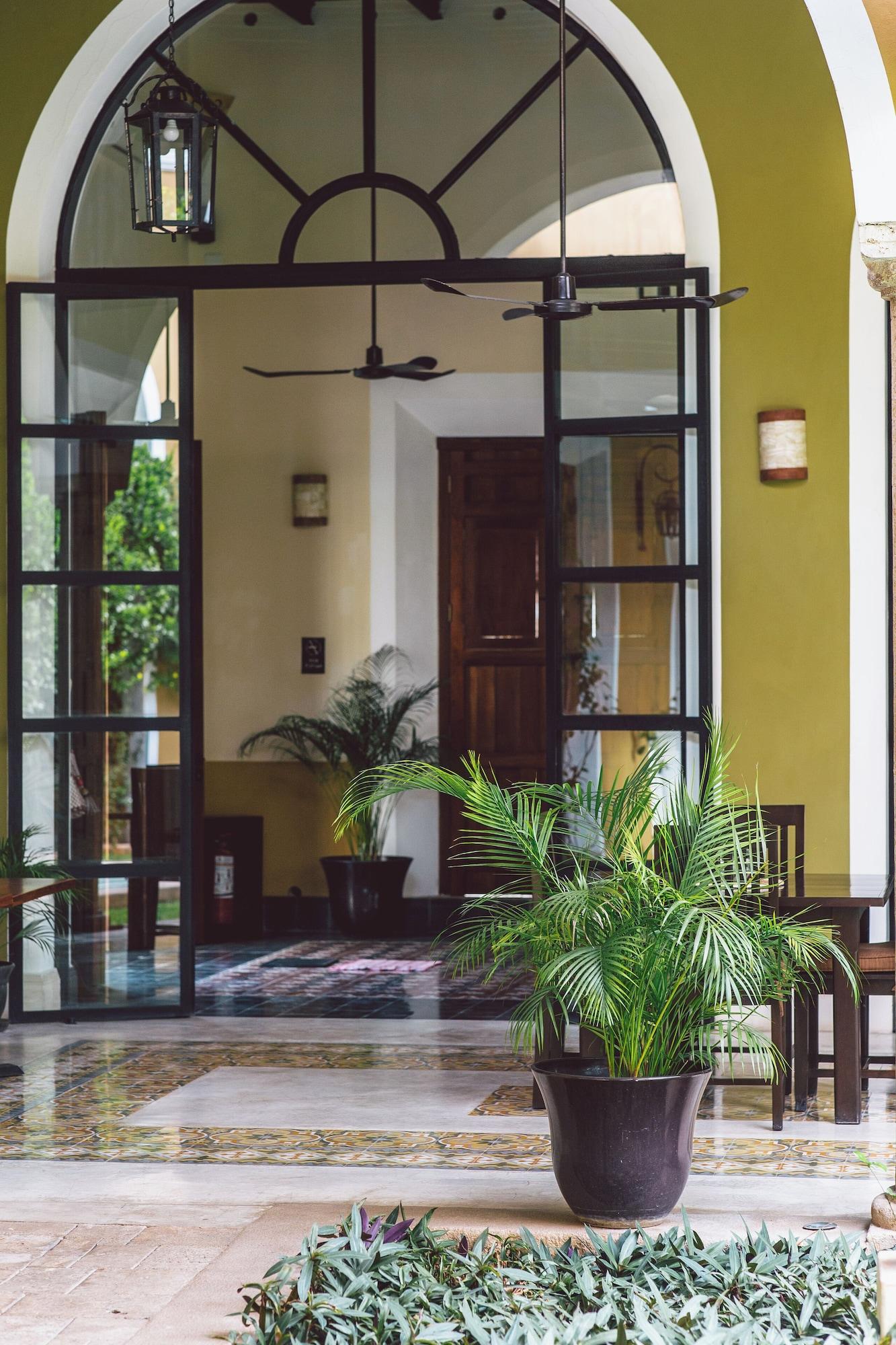 Vista Exterior Boutique by the Museo