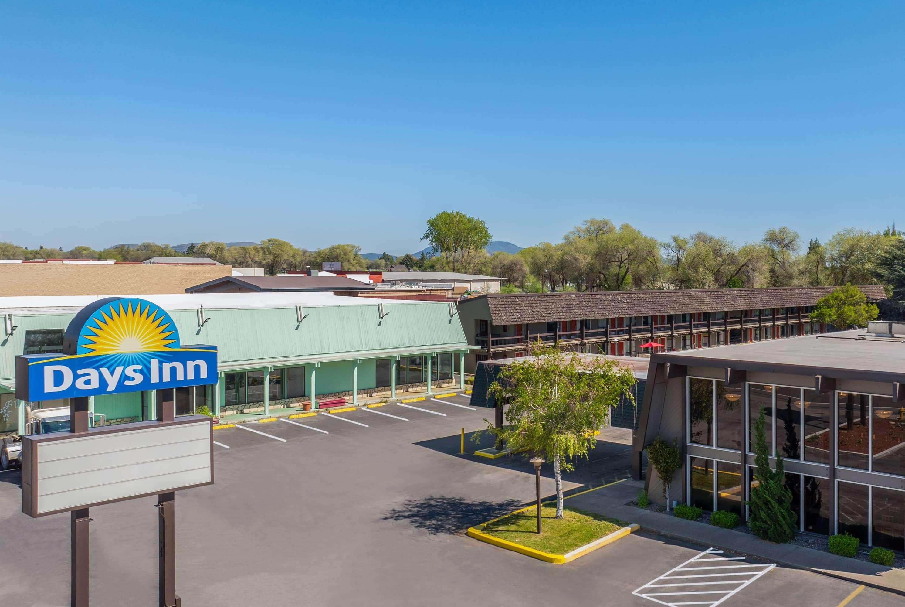 Vista Exterior Days Inn by Wyndham Klamath Falls