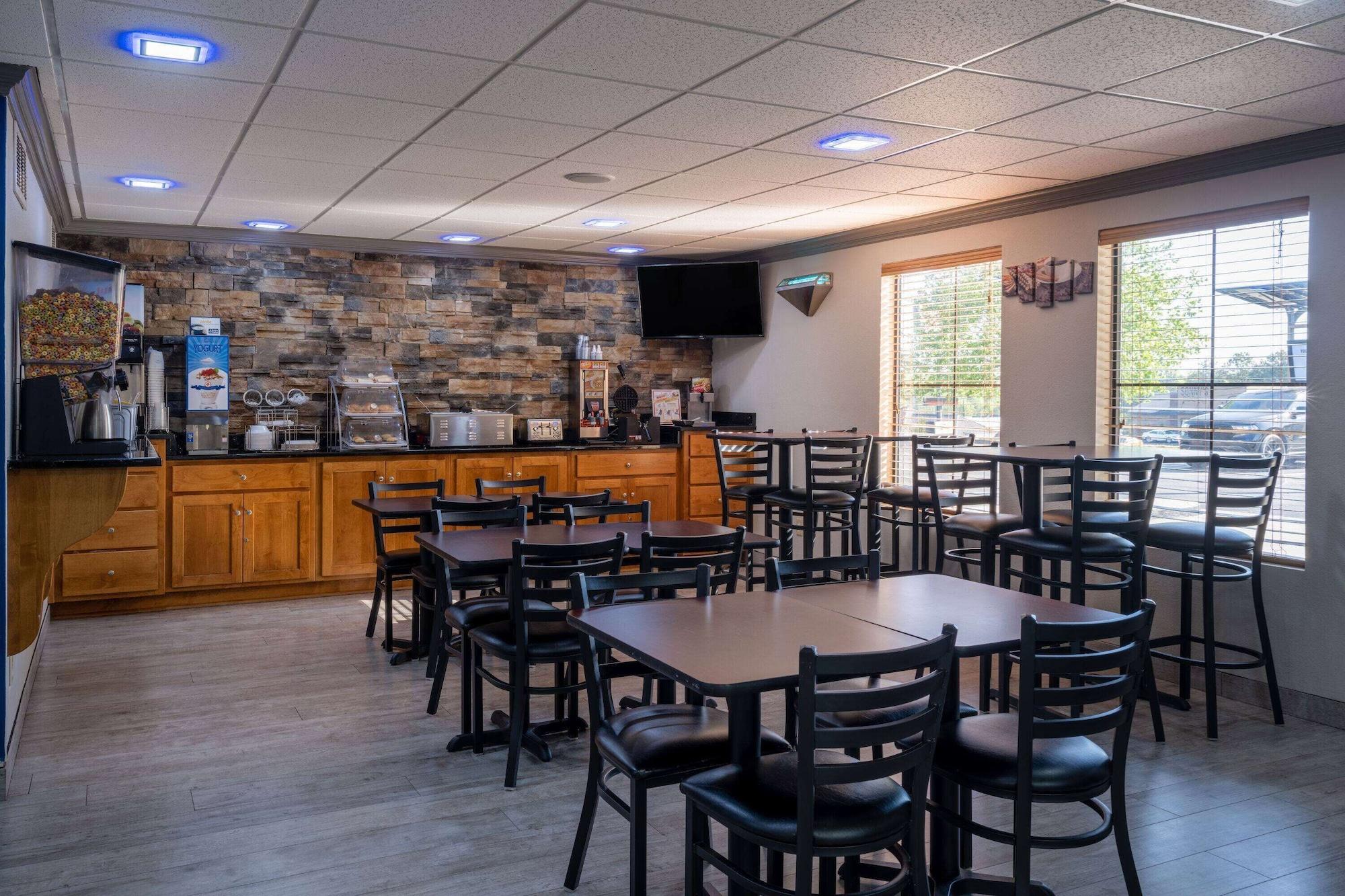 Restaurant Days Inn & Suites by Wyndham Commerce