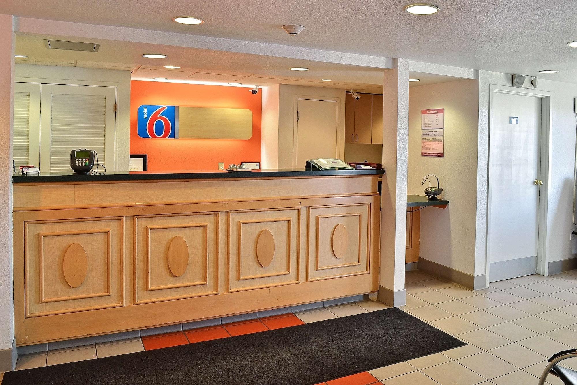 Vista Lobby Motel 6 Billings, MT - North