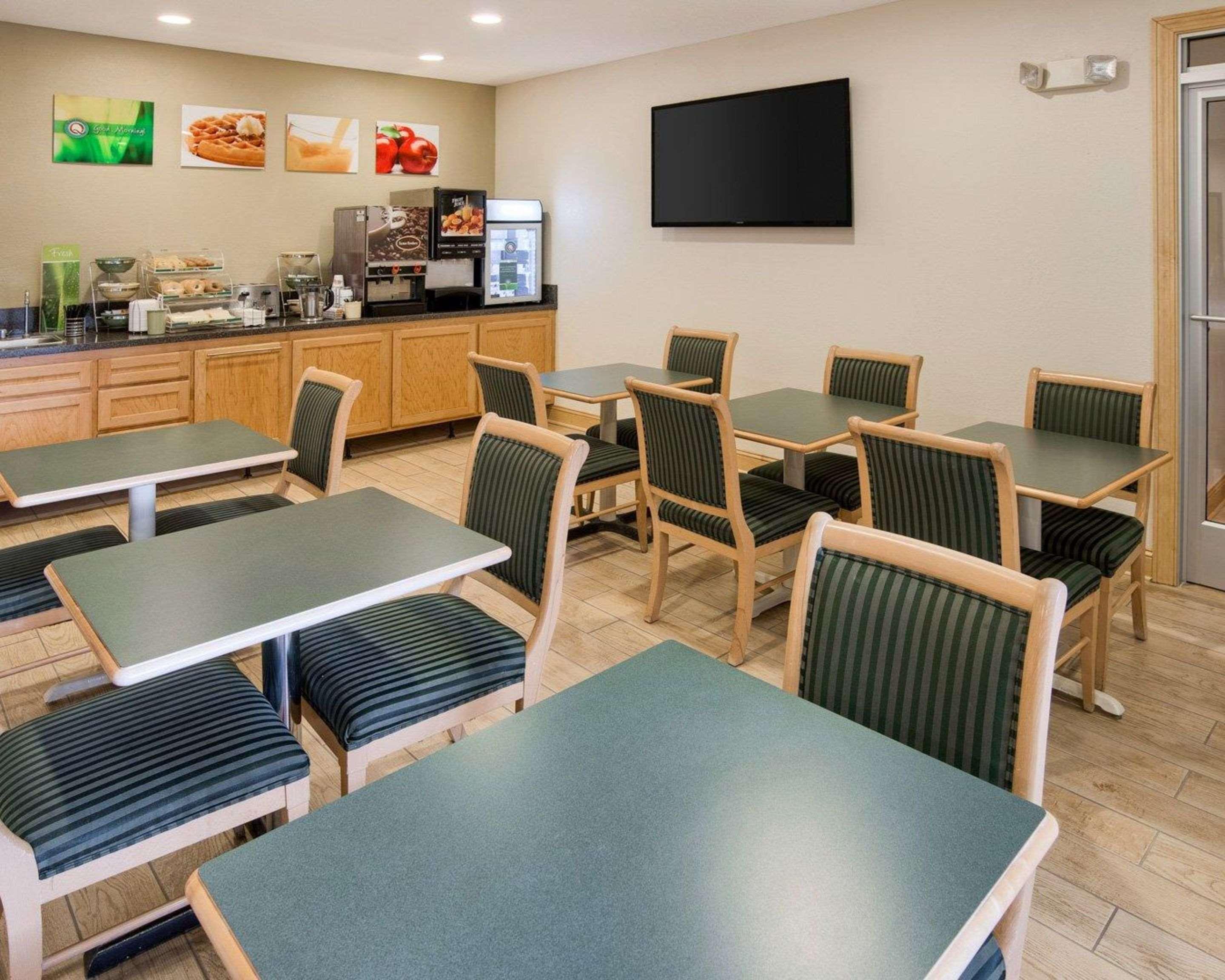 Restaurant Quality Inn near Northtown Mall & National Sports Center