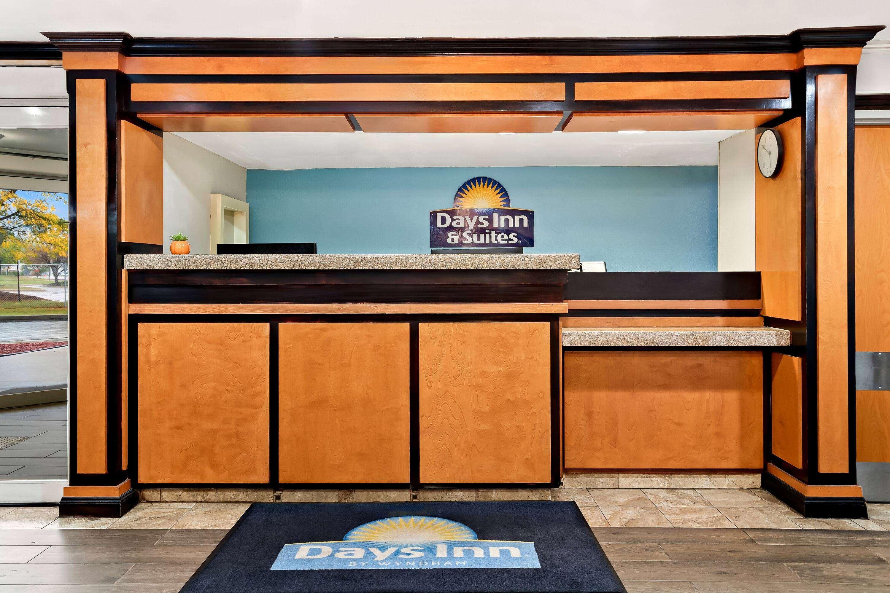 Vista Lobby Days Inn & Suites by Wyndham Warren