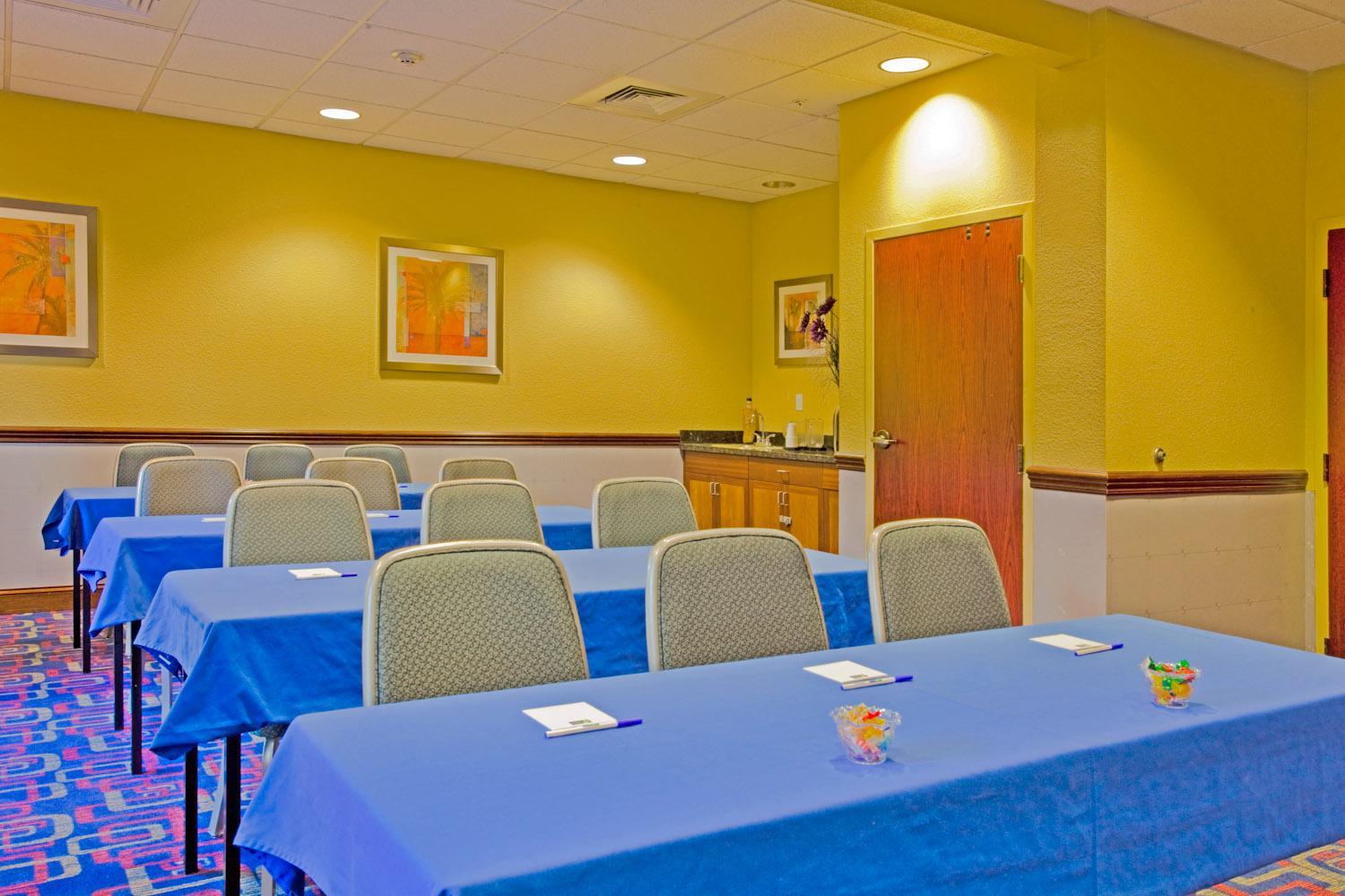 Sala de Reuniones Holiday Inn Express & Suites Nearest Universal Orlando by IHG