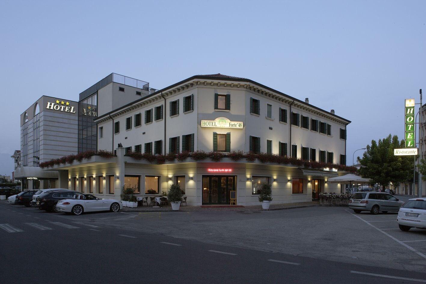 Vista Exterior Hotel Forte Del 48
