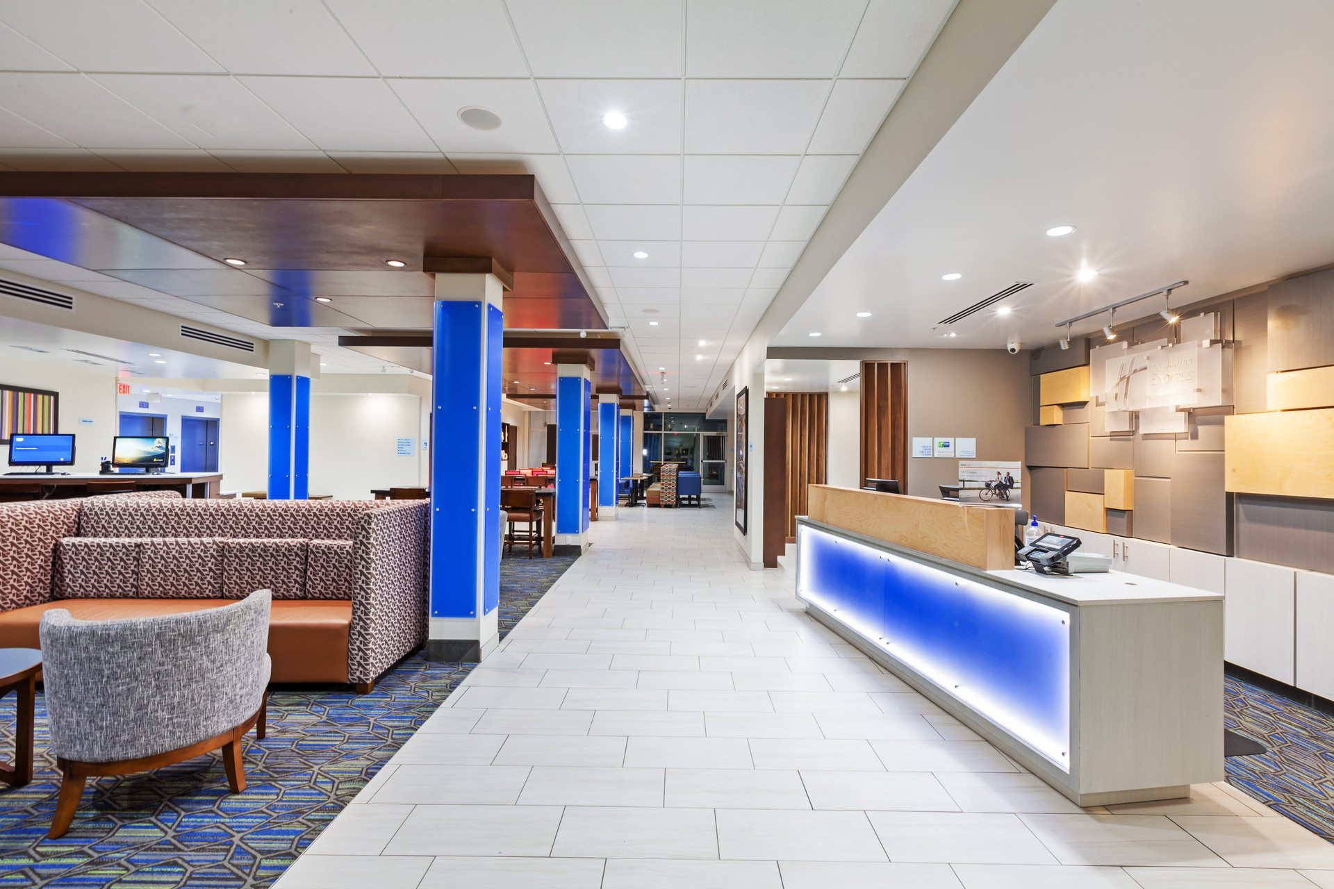 Vista Lobby Holiday Inn Express & Suites Tulsa South - Woodland Hills by IHG