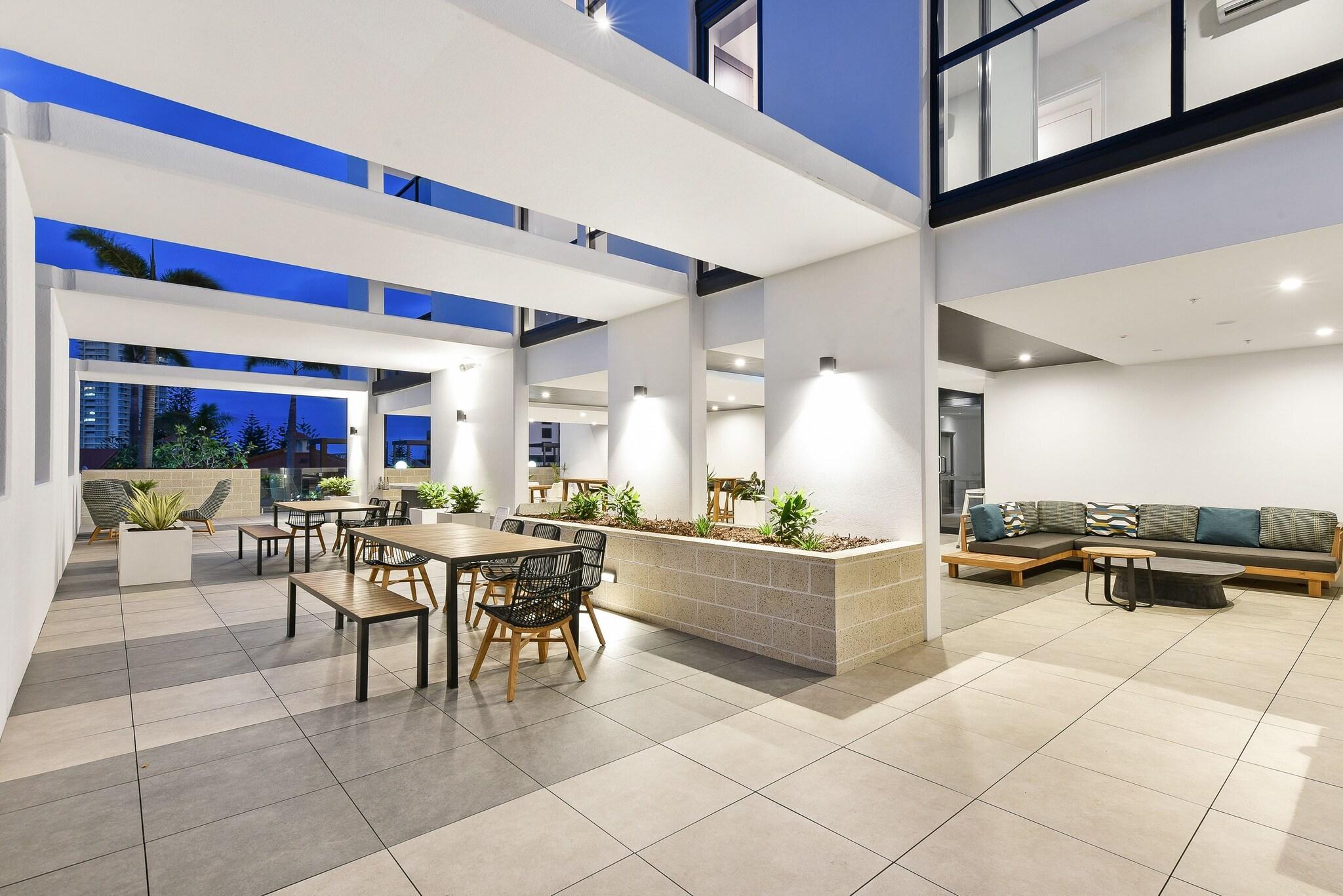 Vista Exterior Qube Broadbeach