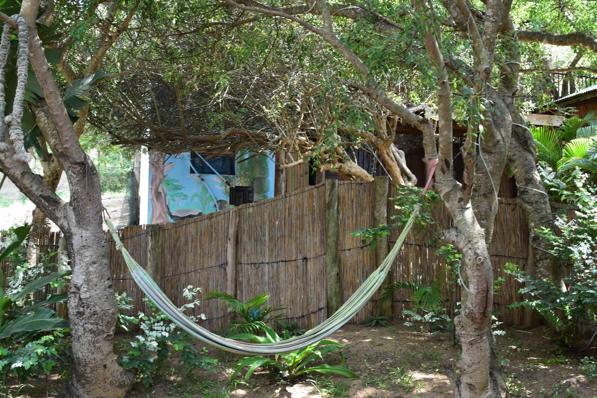 Vista Exterior Gamboozini Lodge