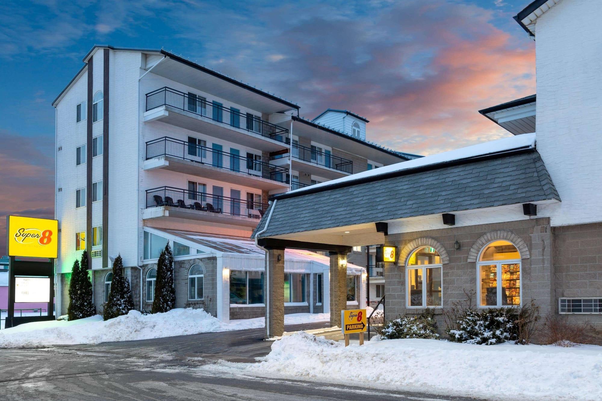 Varios Super 8 by Wyndham Niagara Falls by the Falls