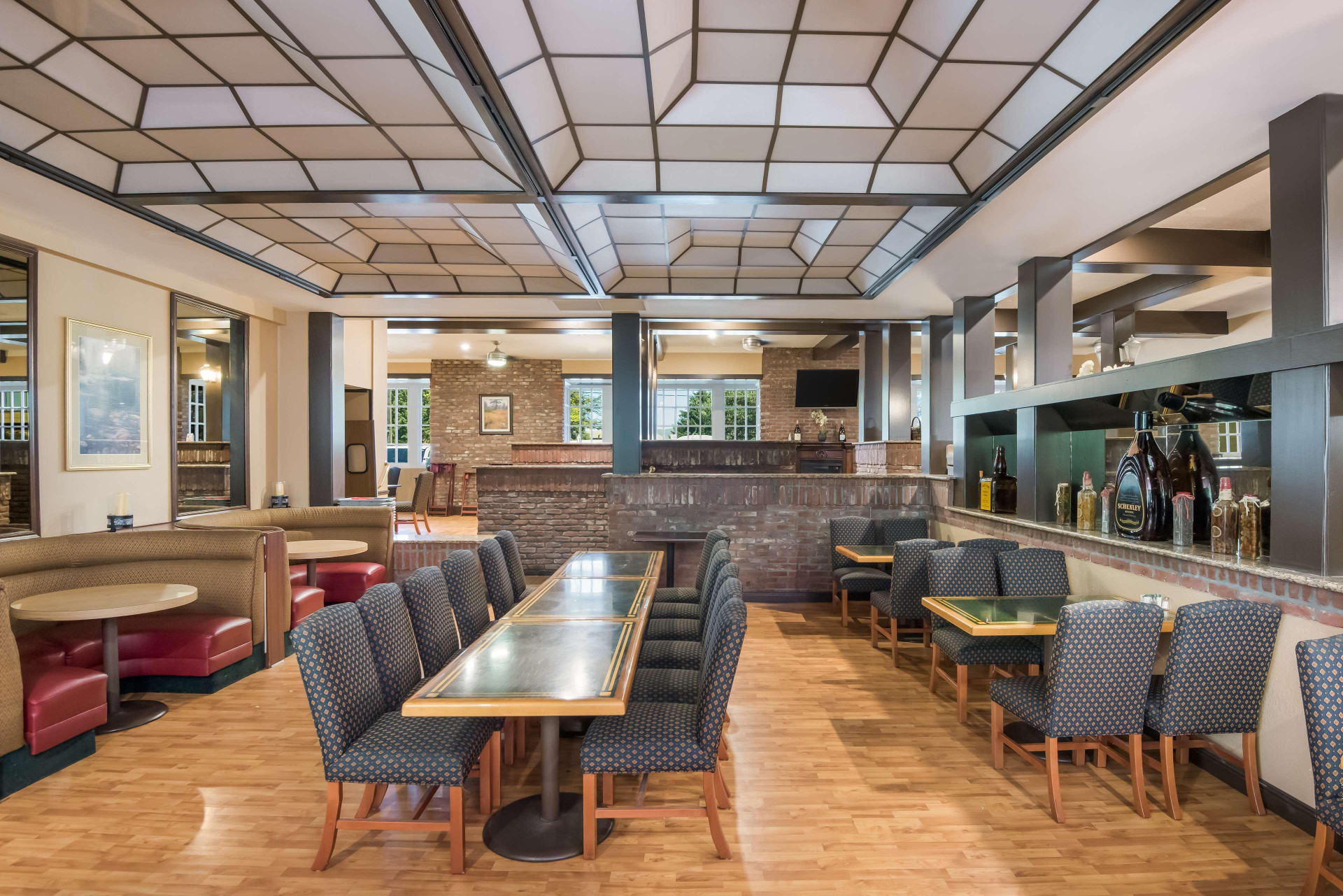 Restaurant SureStay Plus Hotel by Best Western Reno Airport