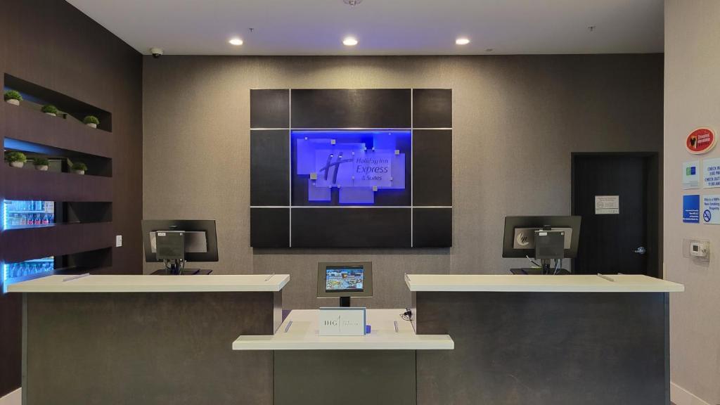 Vista Lobby Holiday Inn Express and Suites Anaheim Resort Area