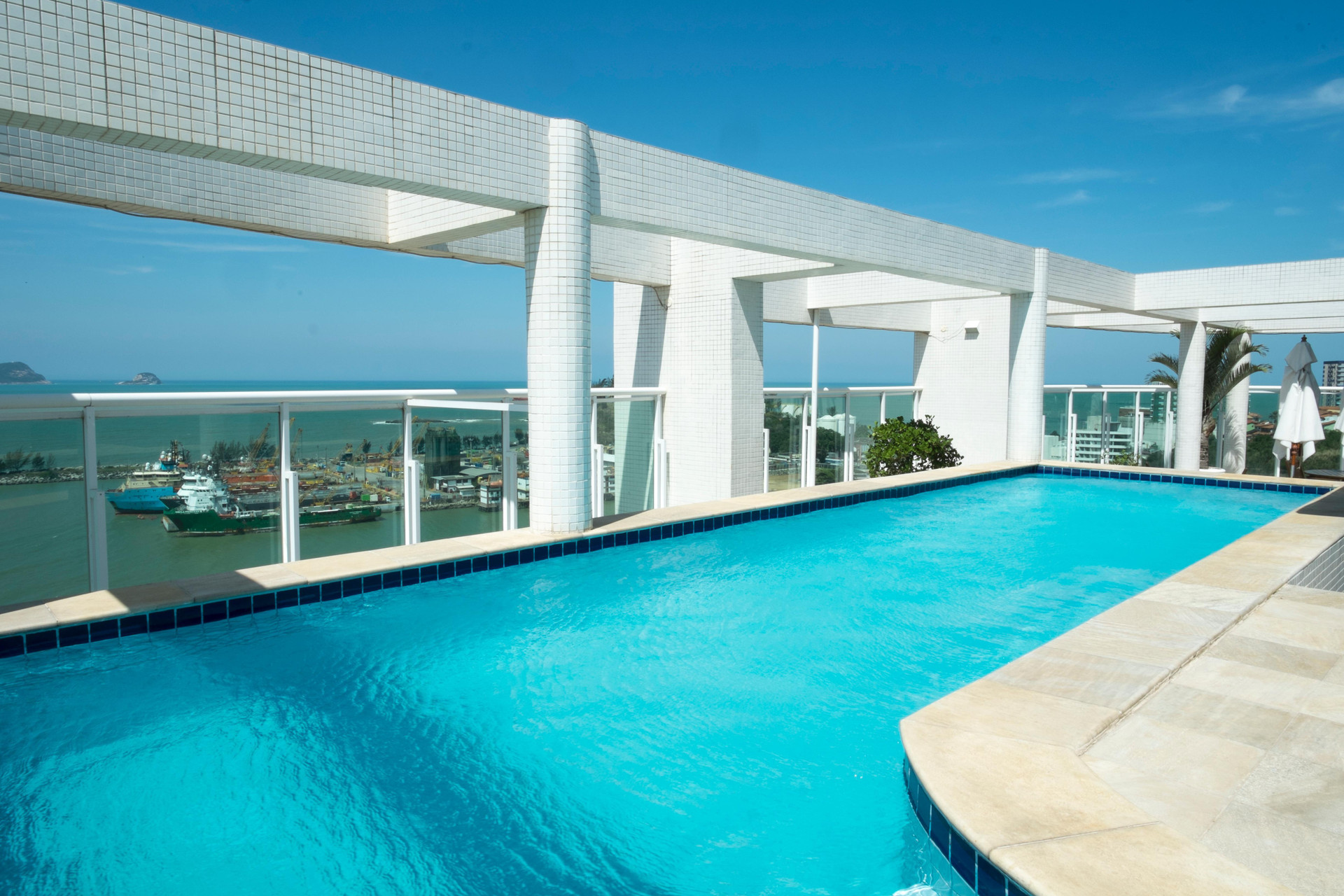 Vista Piscina Golden Tulip Macaé