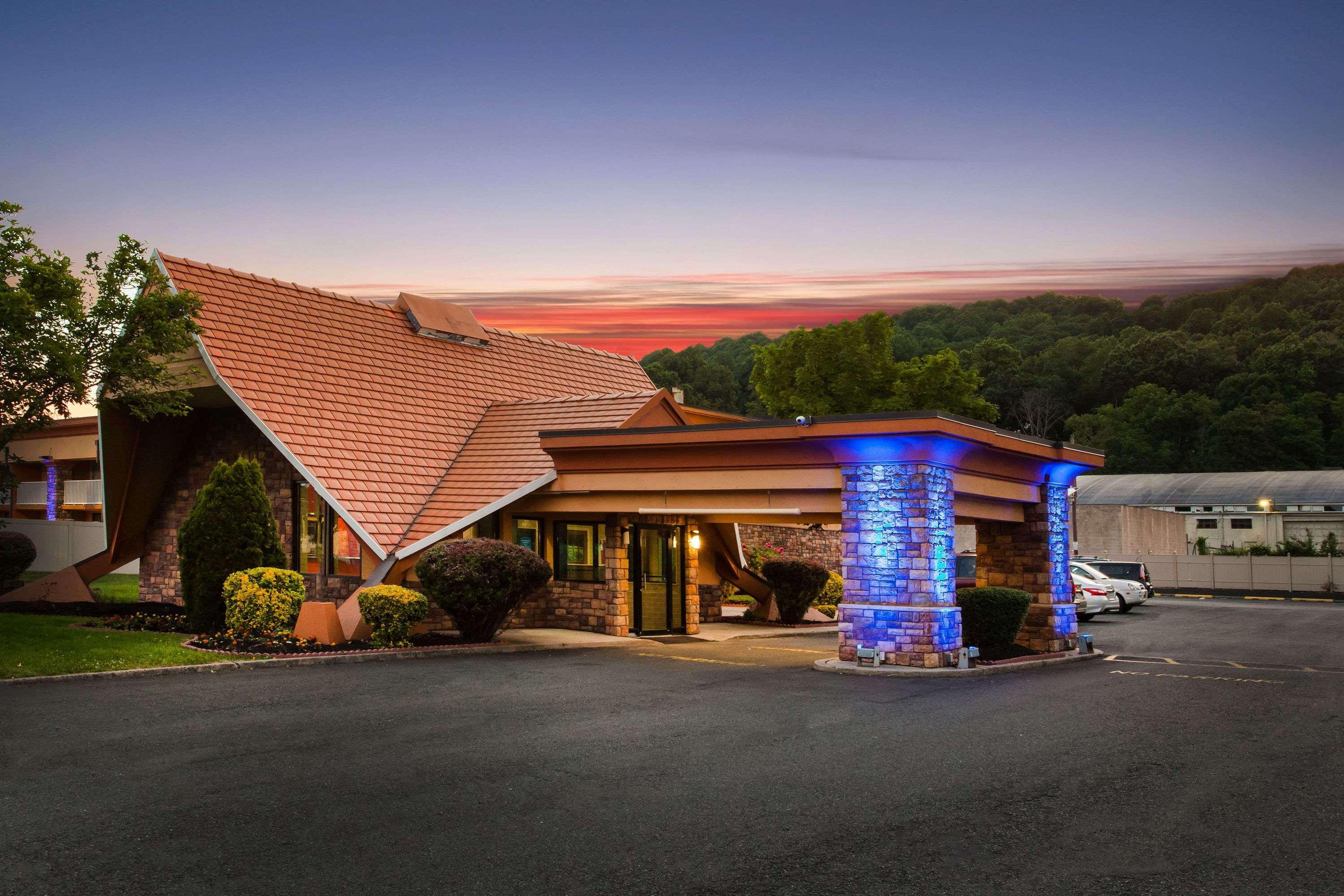 Vista Exterior Howard Johnson by Wyndham North Plainfield