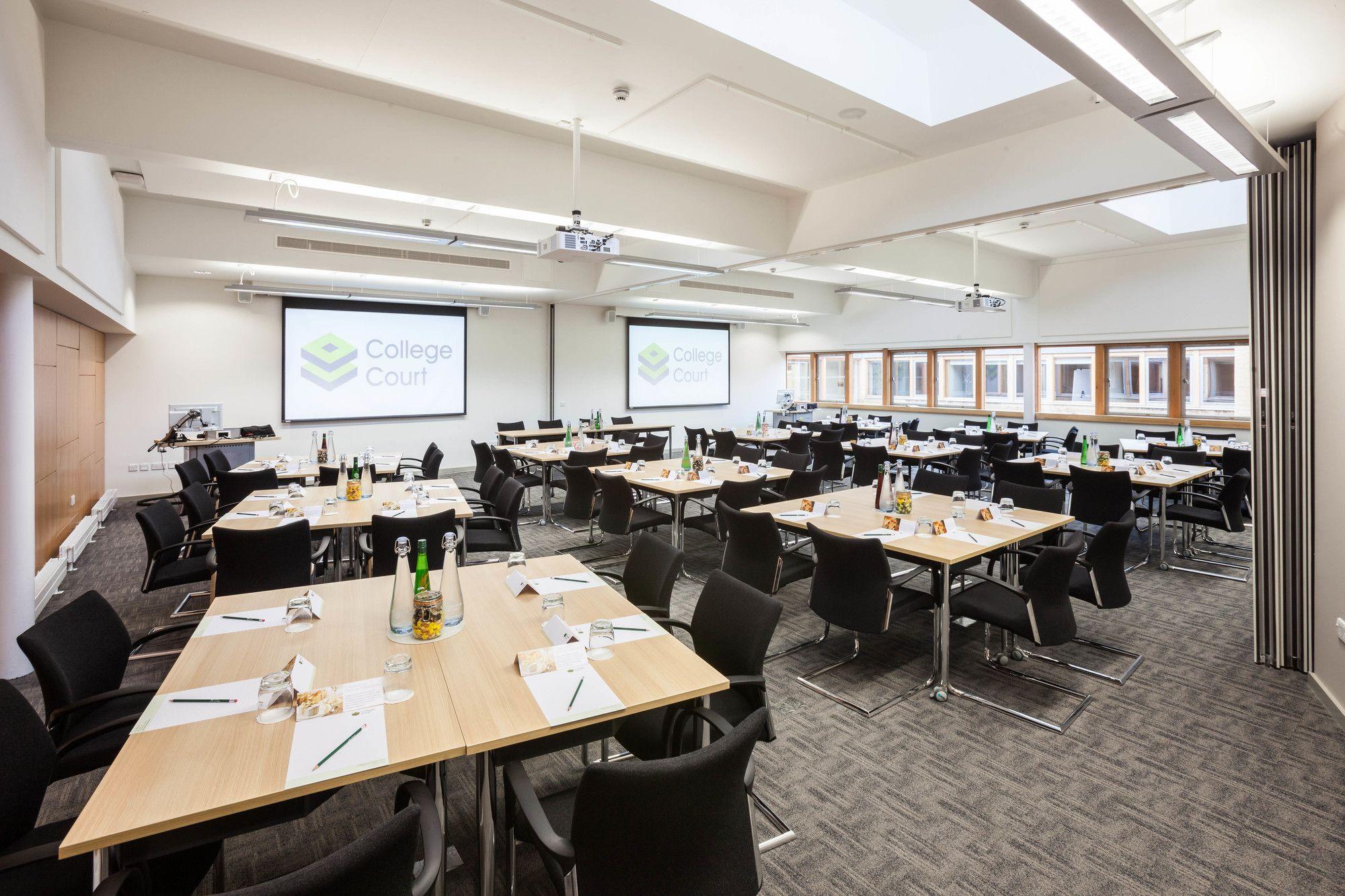 Sala de Reuniones College Court