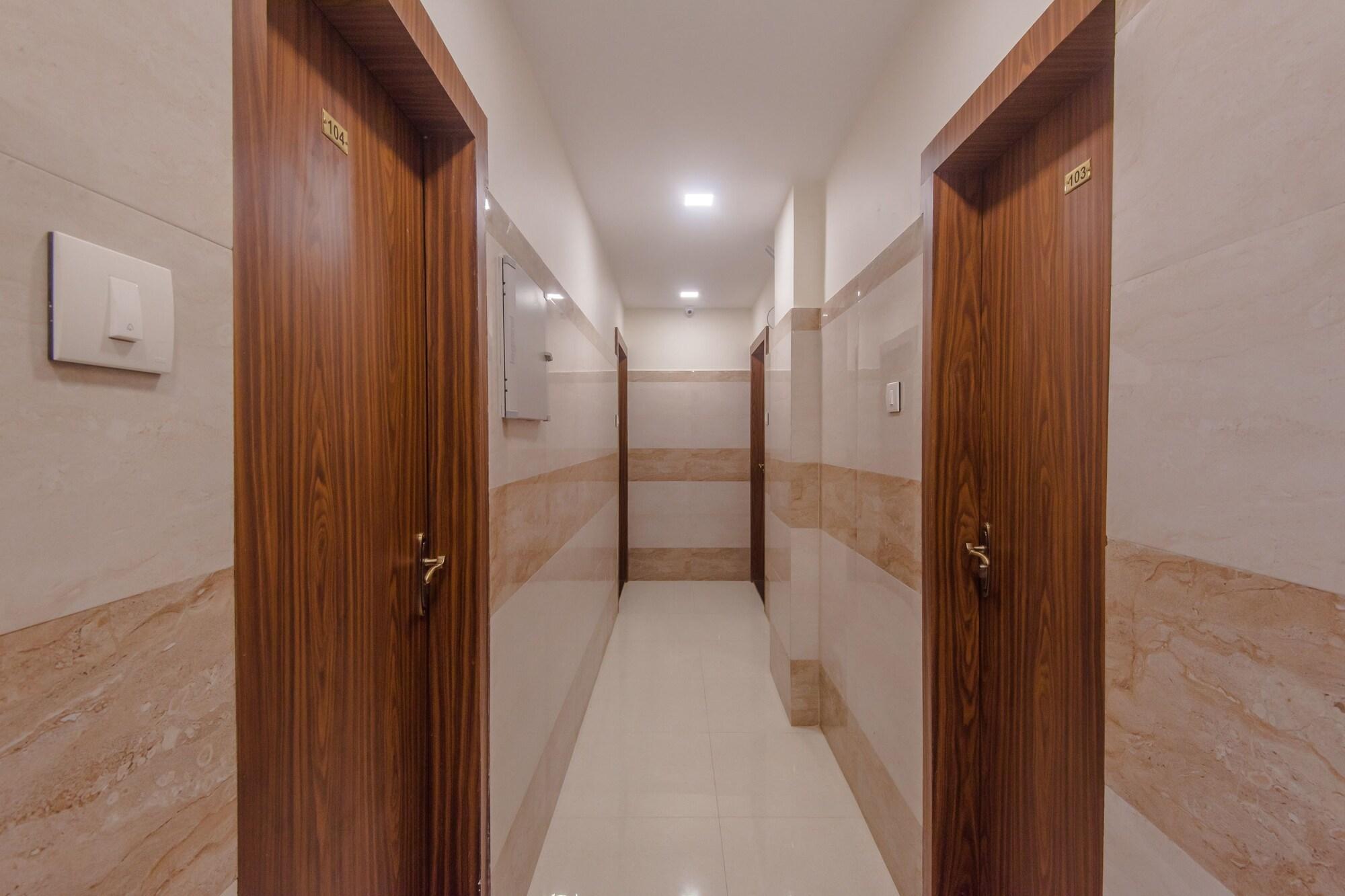 Vista Lobby OYO 10217 Hotel Golden Palms