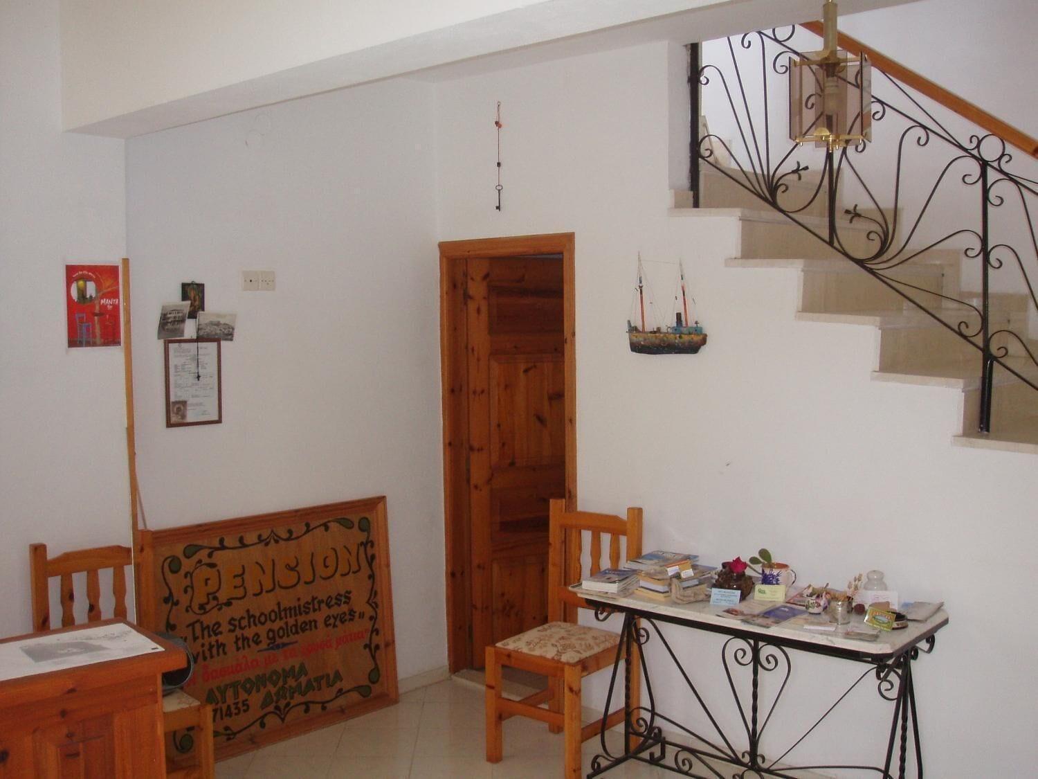 Equipamiento de Habitación The Schoolmistress With the Golden Eyes