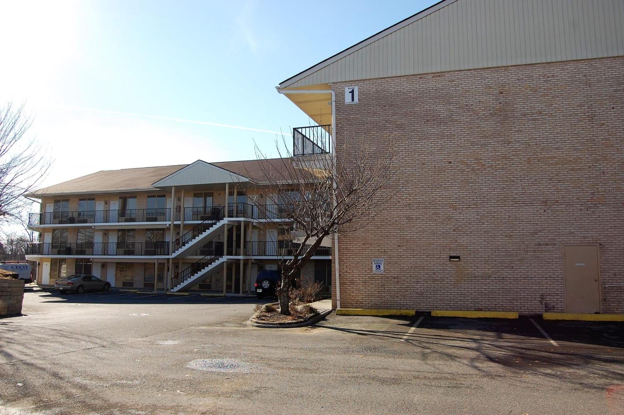 Vista Exterior APM Inn & Suites