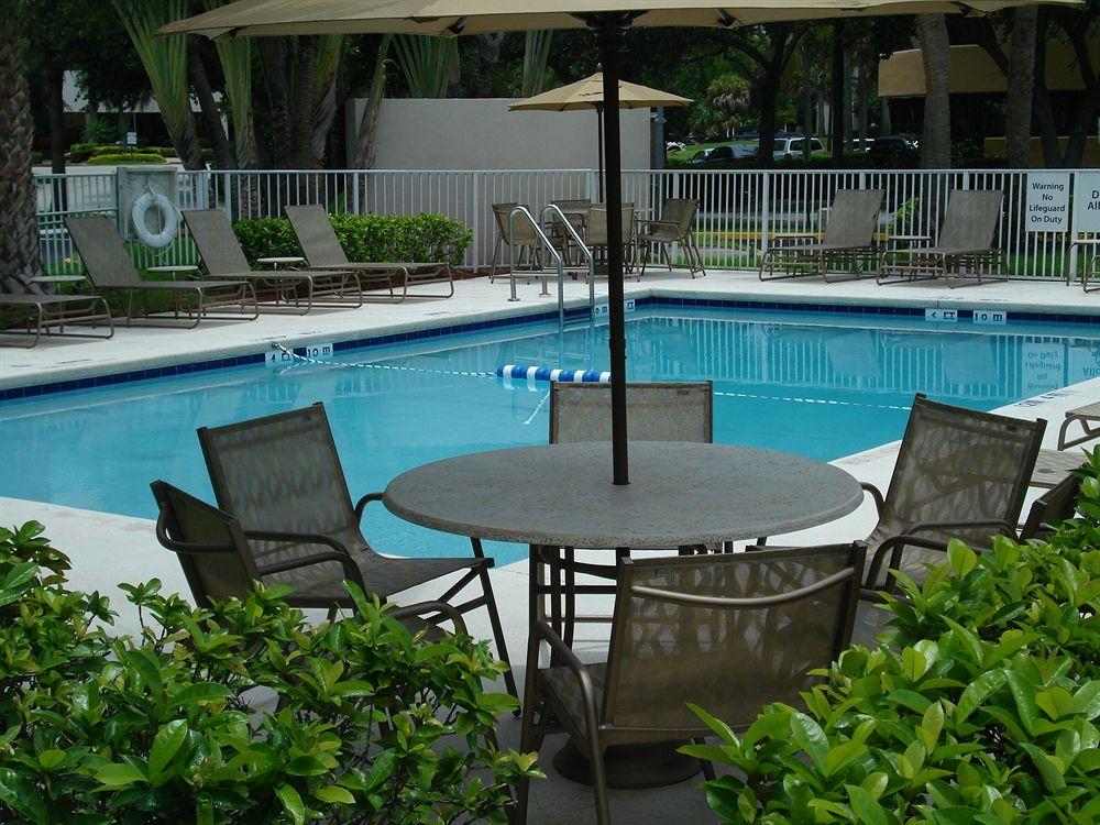 Pool view Holiday Inn Express & Suites Ft. Lauderdale N - Exec Airport