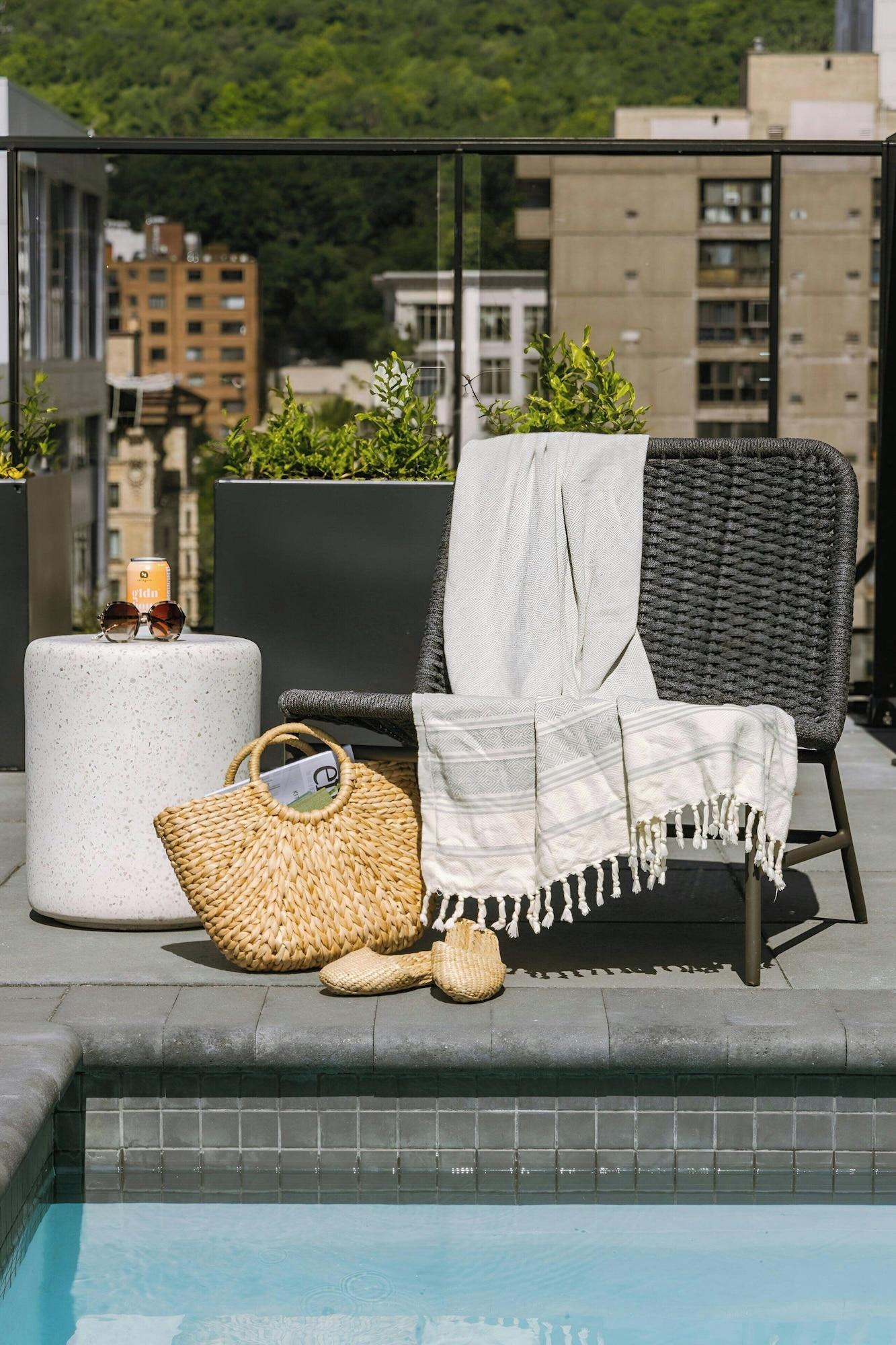 Vista Piscina Sonder by Marriott Bonvoy Maisonneuve Apartments Downtown