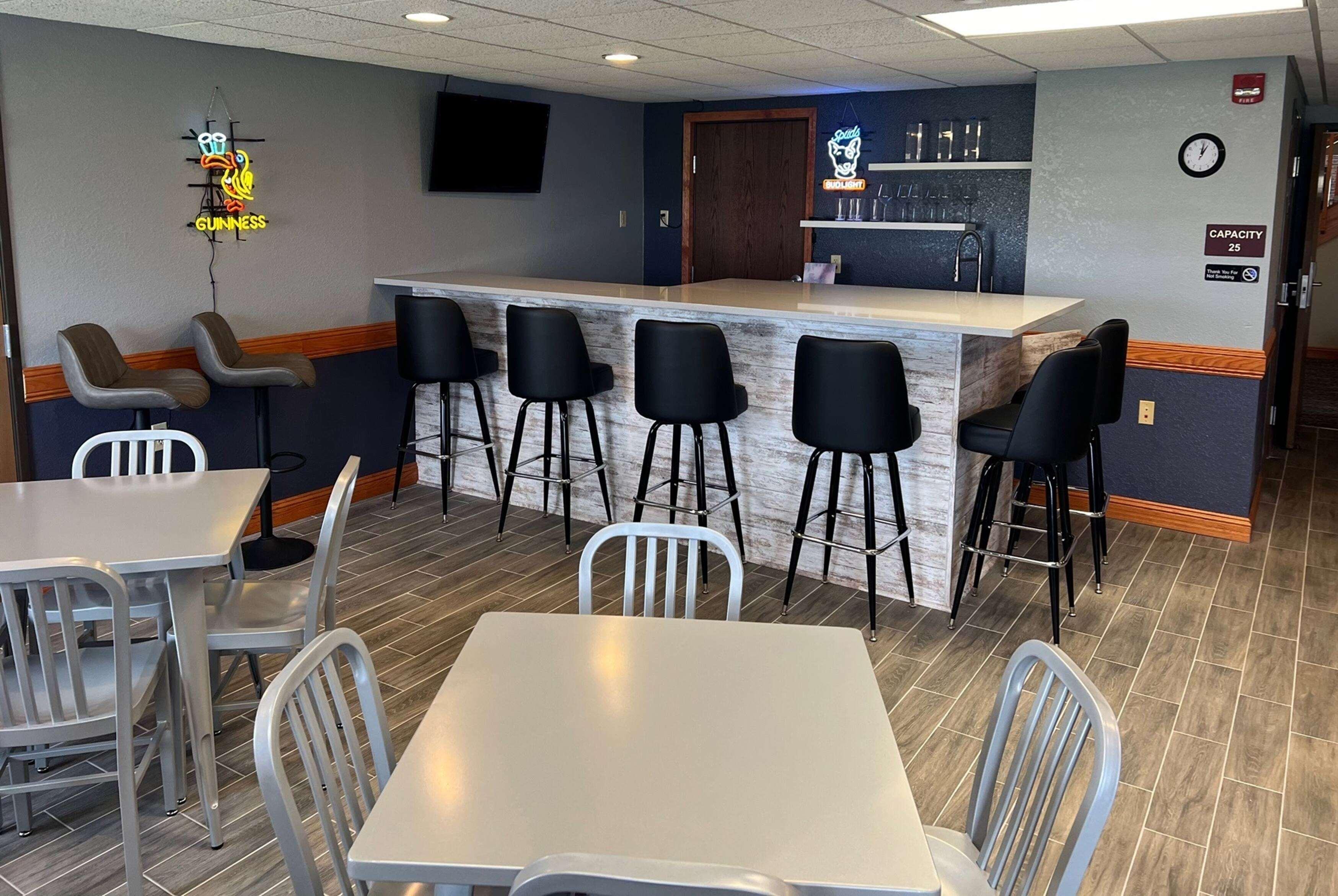 Bar/Salón AmericInn by Wyndham Manitowoc