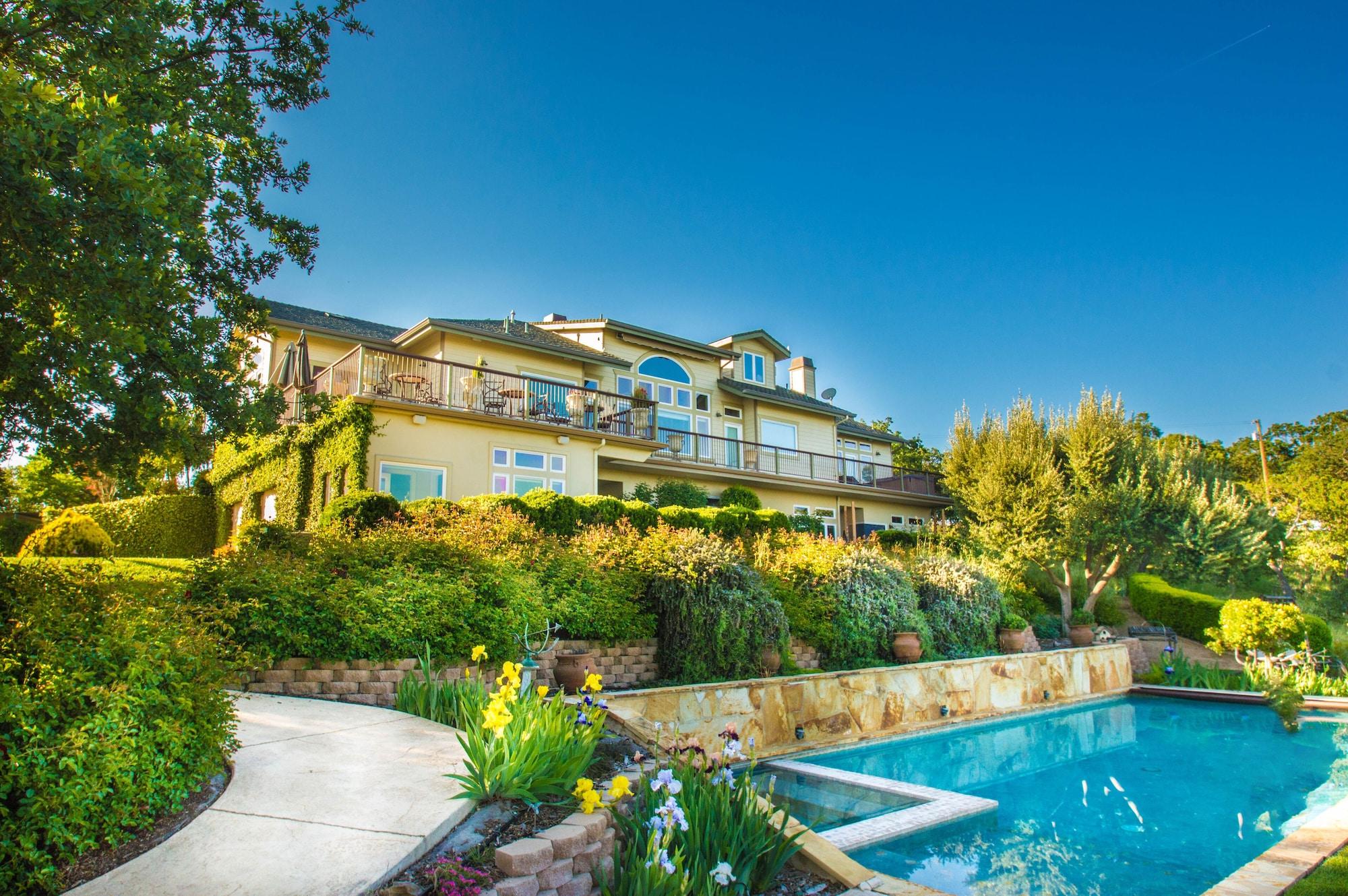 Vista Exterior High Ridge Manor
