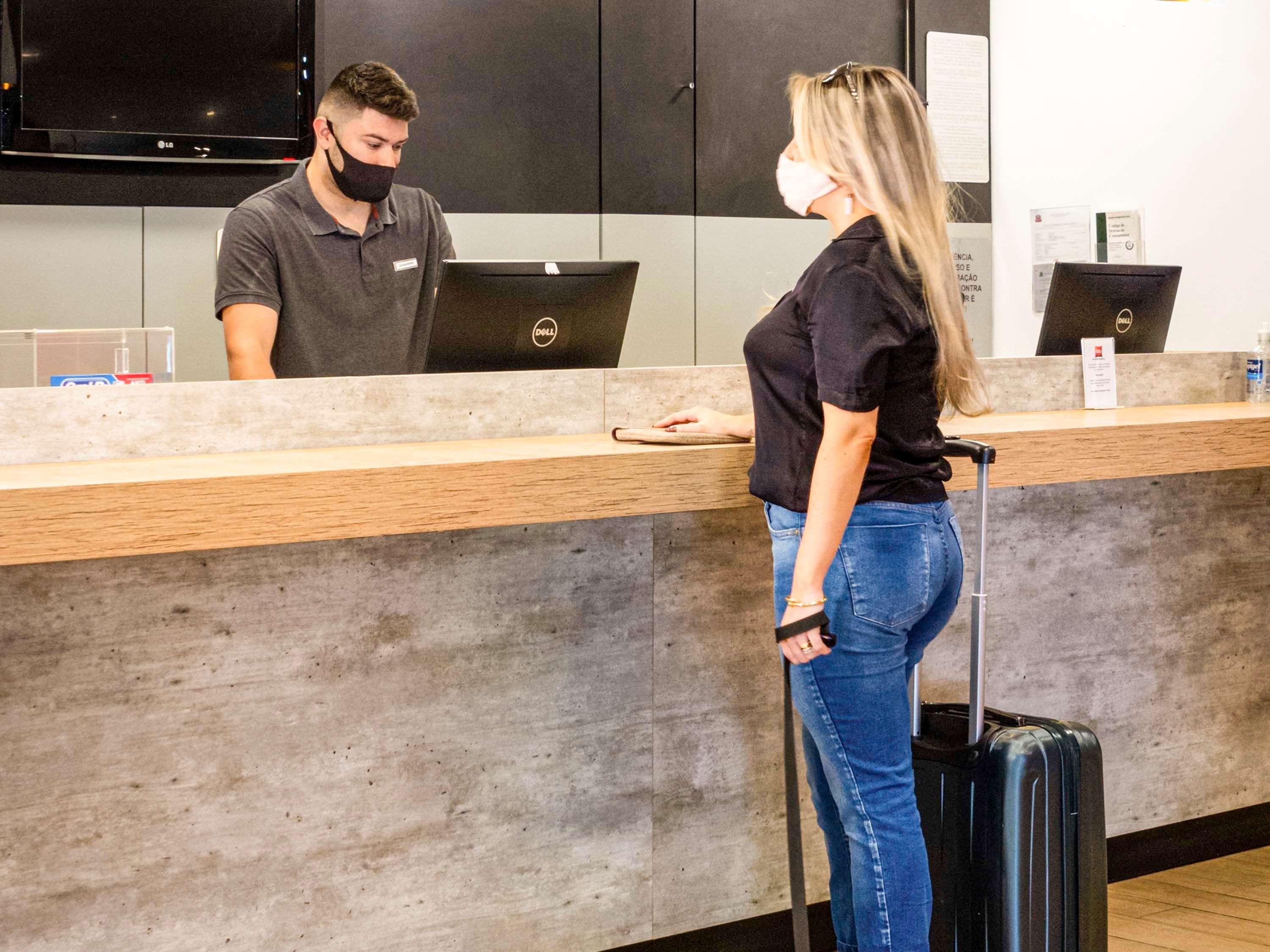 Vista Lobby Ibis Santos Gonzaga Praia