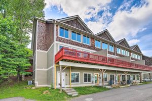 Alquiler Vacacional - Getaway Chalet in Mars Hill w/ Hot Tub & Views!