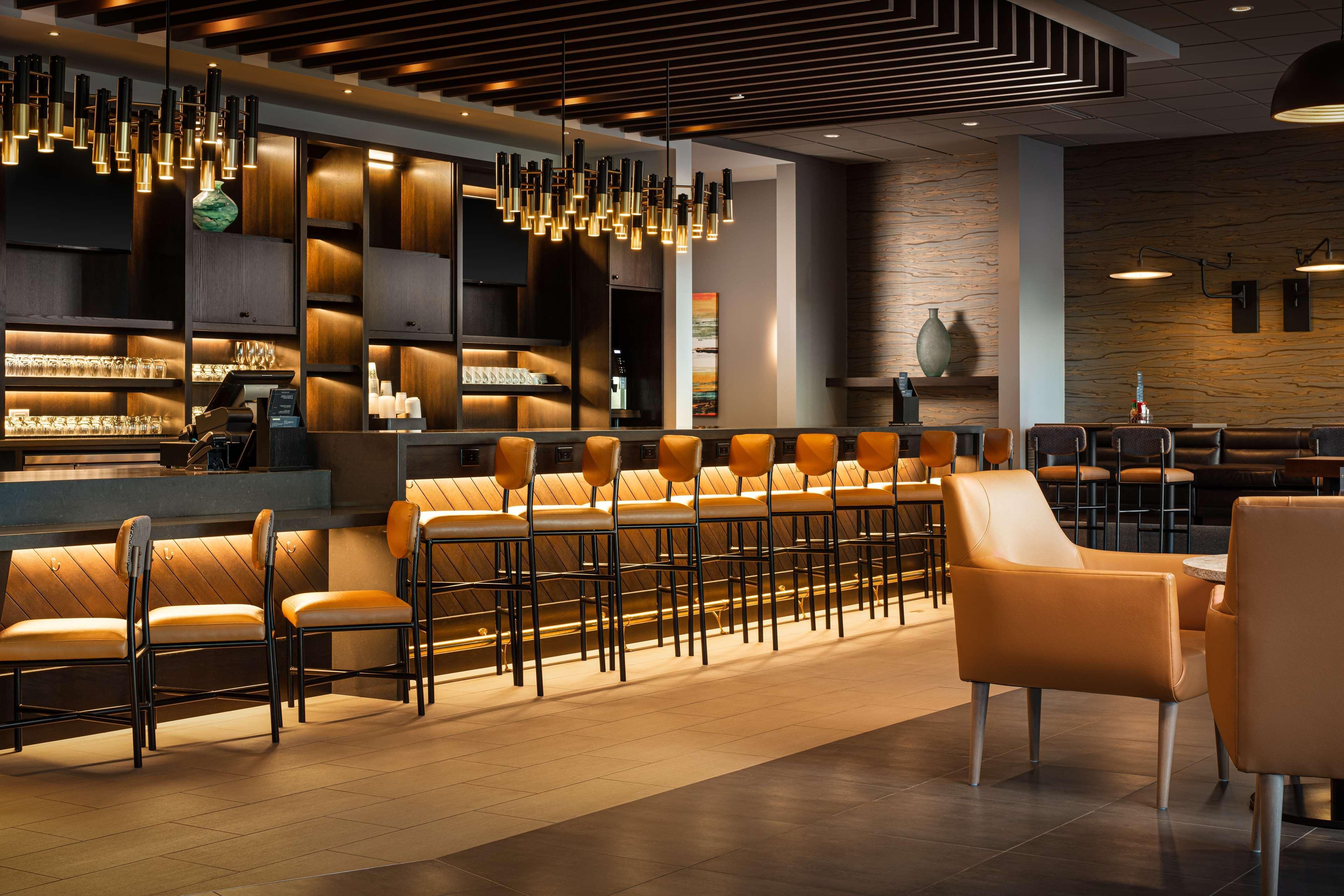 Bar/Salón Hyatt Place Calgary Airport