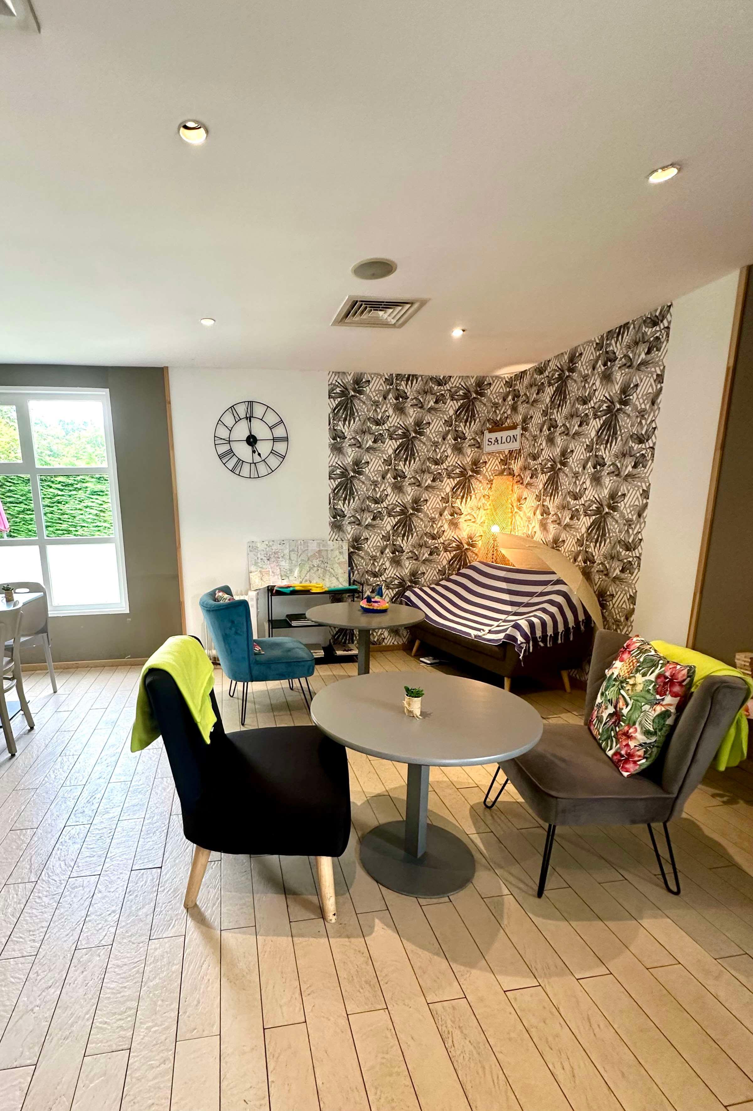 Bar/Salón Campanile Chantilly