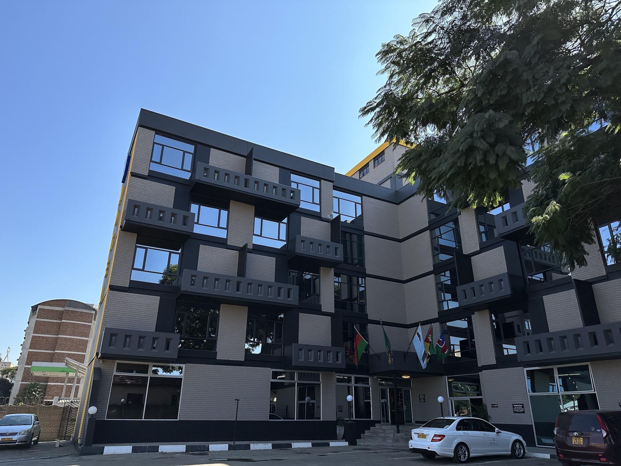 Vista Exterior N1 Hotel Samora Machel Harare