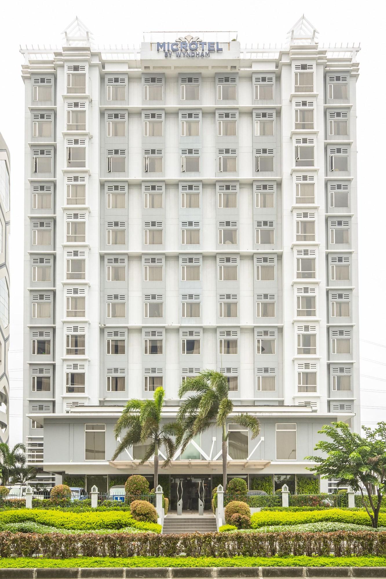 Vista Exterior Microtel by Wyndham Mall of Asia