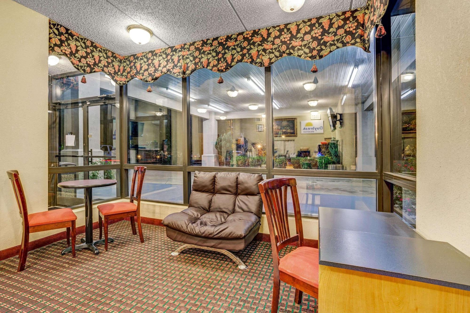 Vista Lobby Days Inn by Wyndham Hernando