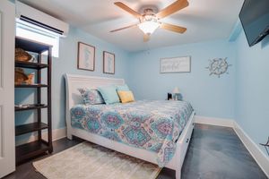 Alquiler Vacacional - Nash Shell Beach Cottage, Sleeps 8. Walk to the beach, Pets considered.