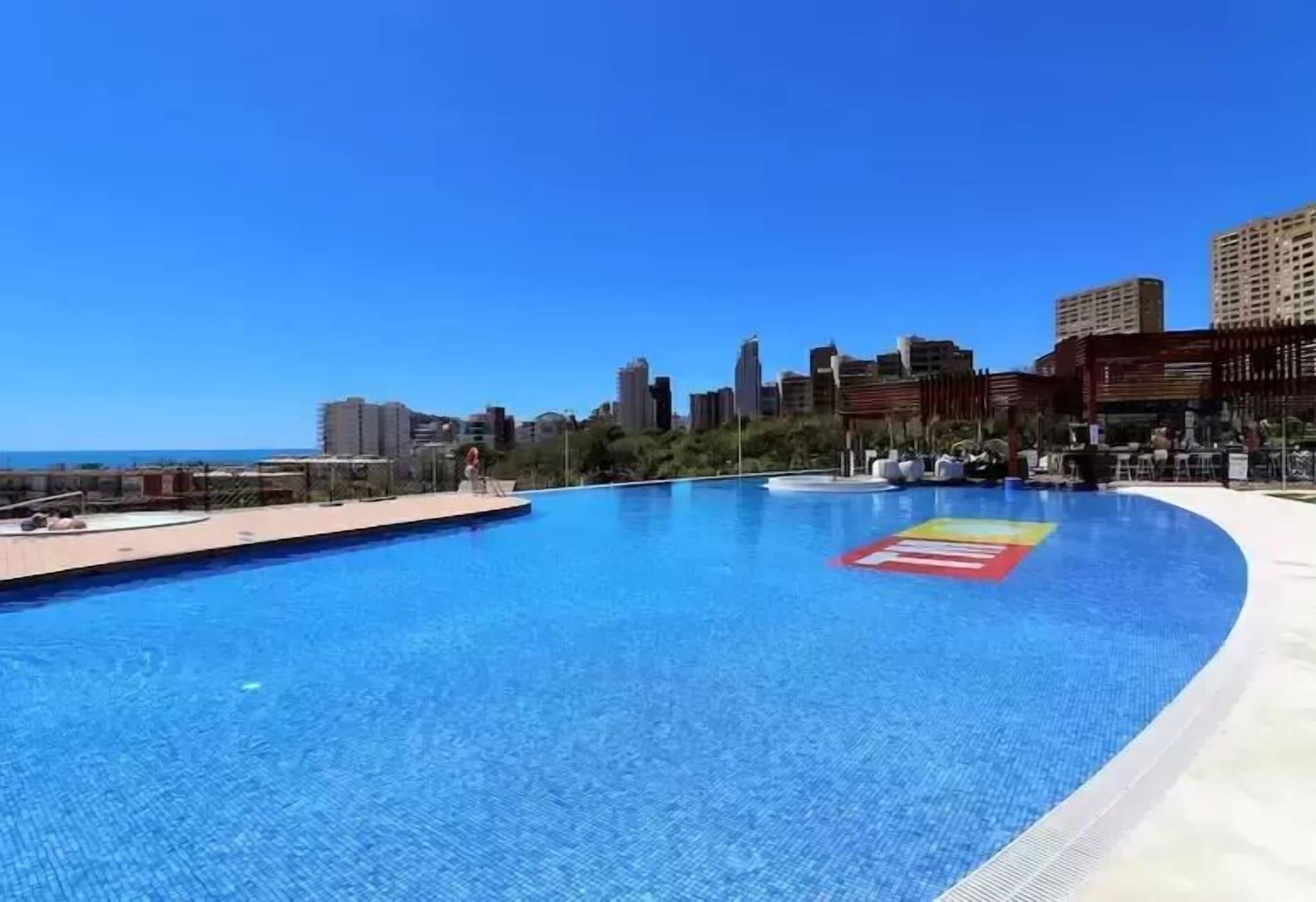 Bar/Salón Edificio Sunset Drive by Sonneil Rentals