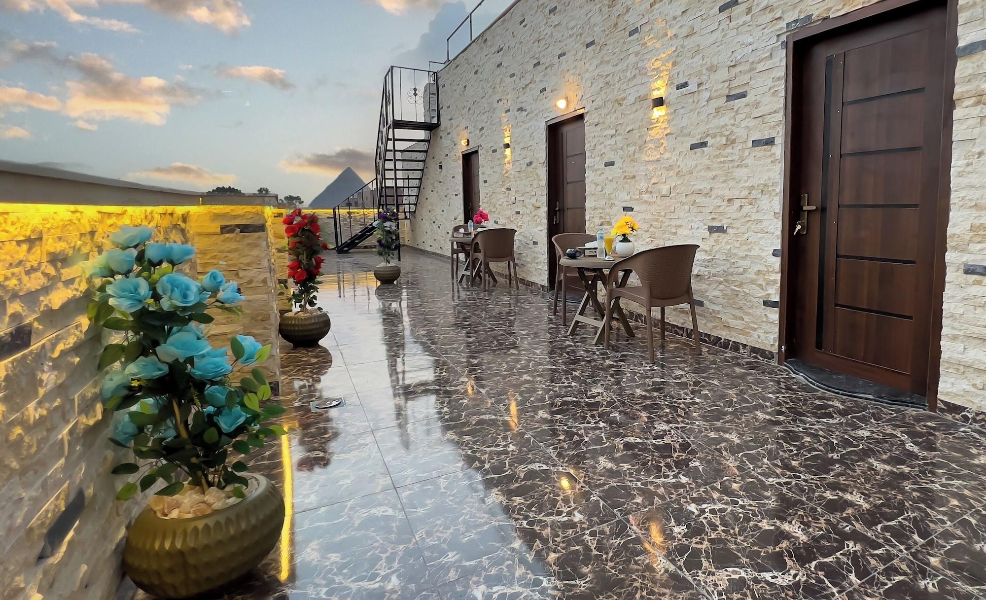 Vista Exterior Luxury jacuzzi & pyramids view