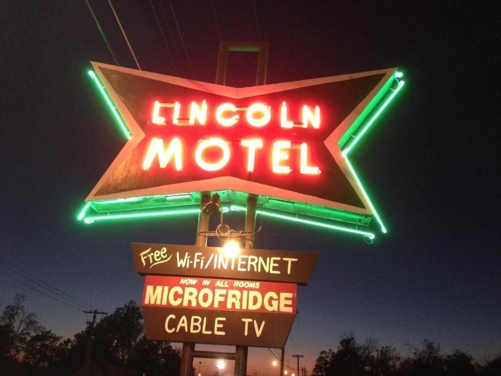 Varios Lincoln Motel