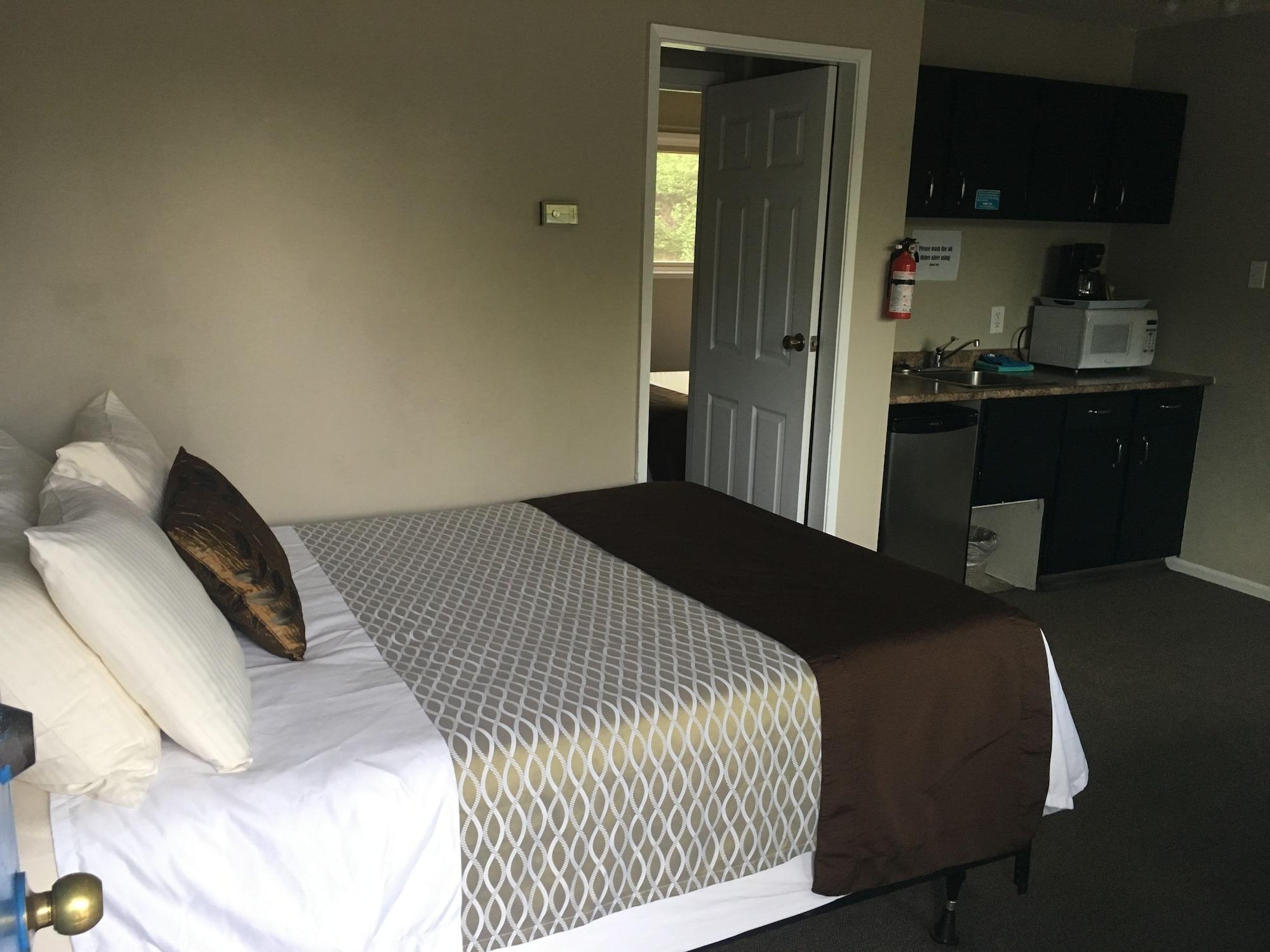 Varios Fuller Lake Motel