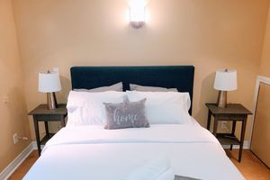 Alquiler Vacacional - Modern and Sanitized Large Cottage, Hot Tub, BBQ