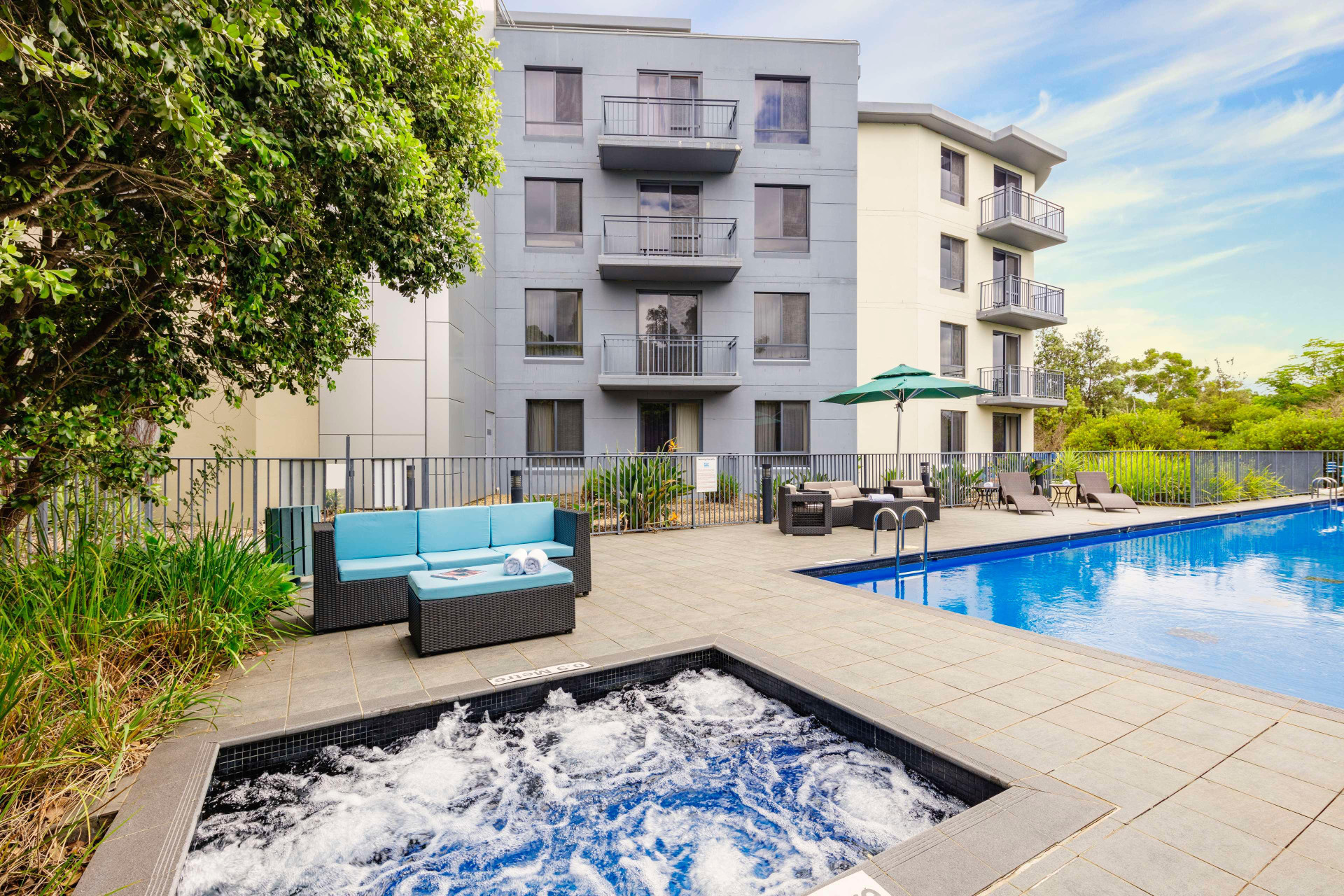 Vista Piscina Oaks Sydney North Ryde Suites