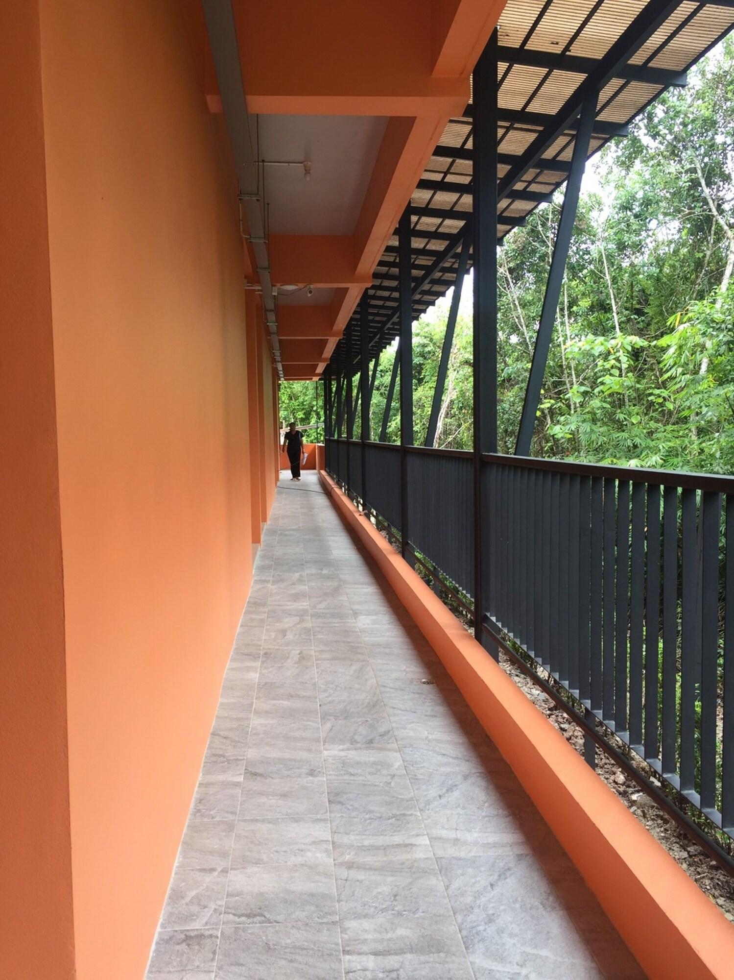 Varios Srisuksant Urban