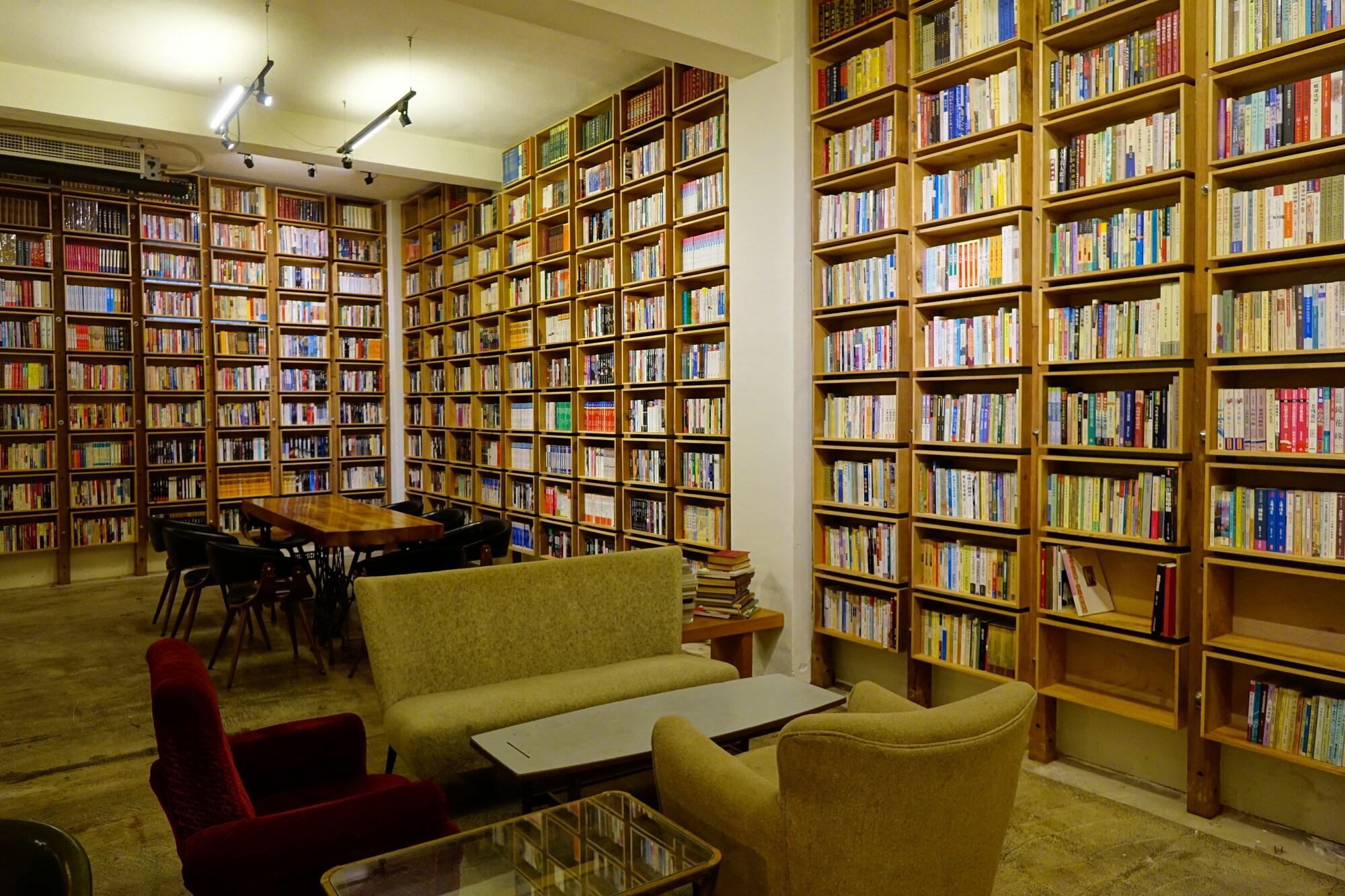 Varios CaoJi Book inn Hostel