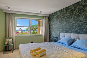 Renta temporal - The Strand apartment 1A, 5 guests with pool and beach