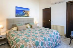 Alquiler Vacacional - Villa with pool and sea view.  Quiet location, beach and restaurants nearby.