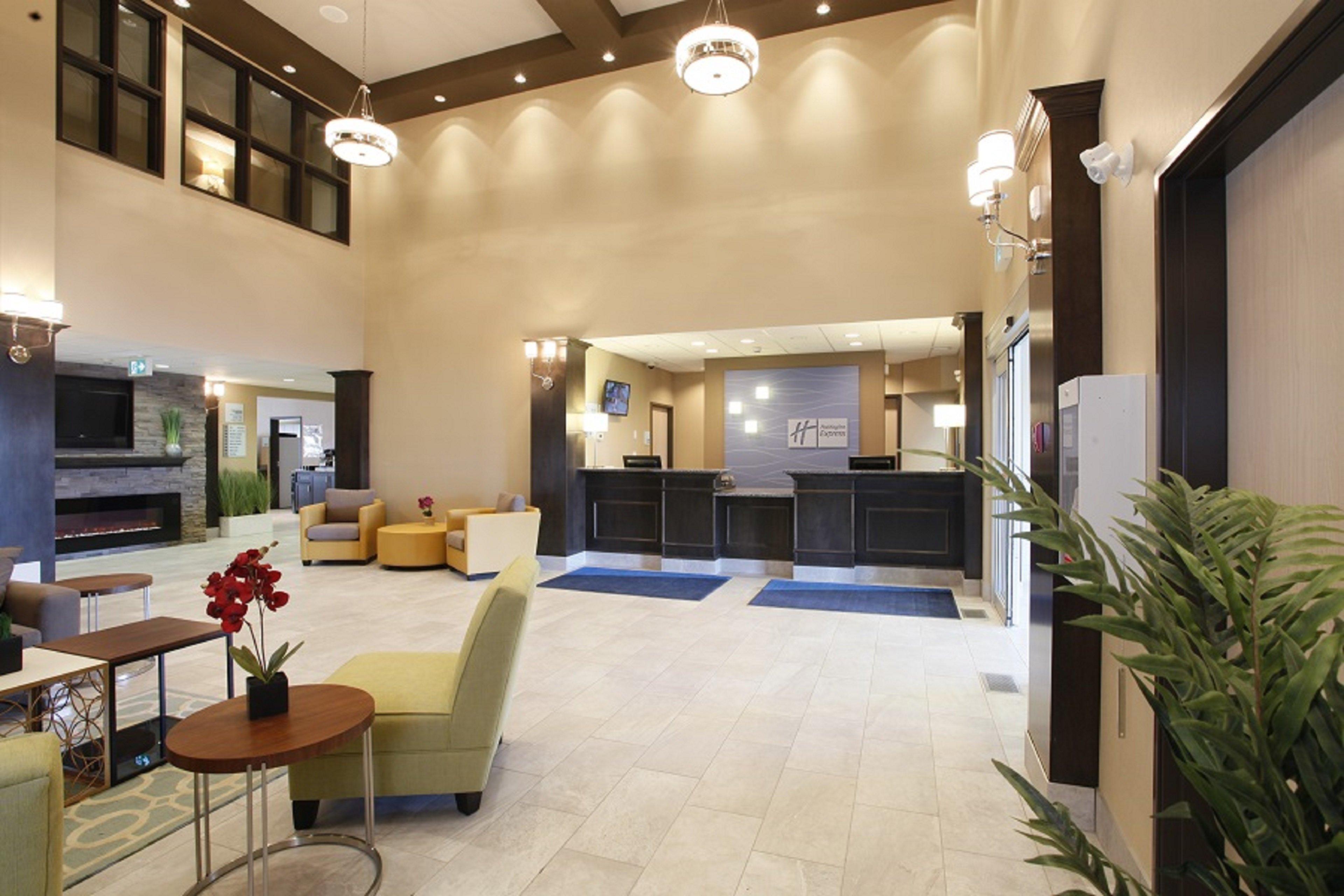 Vista Lobby Holiday Inn Express Fort St John by IHG