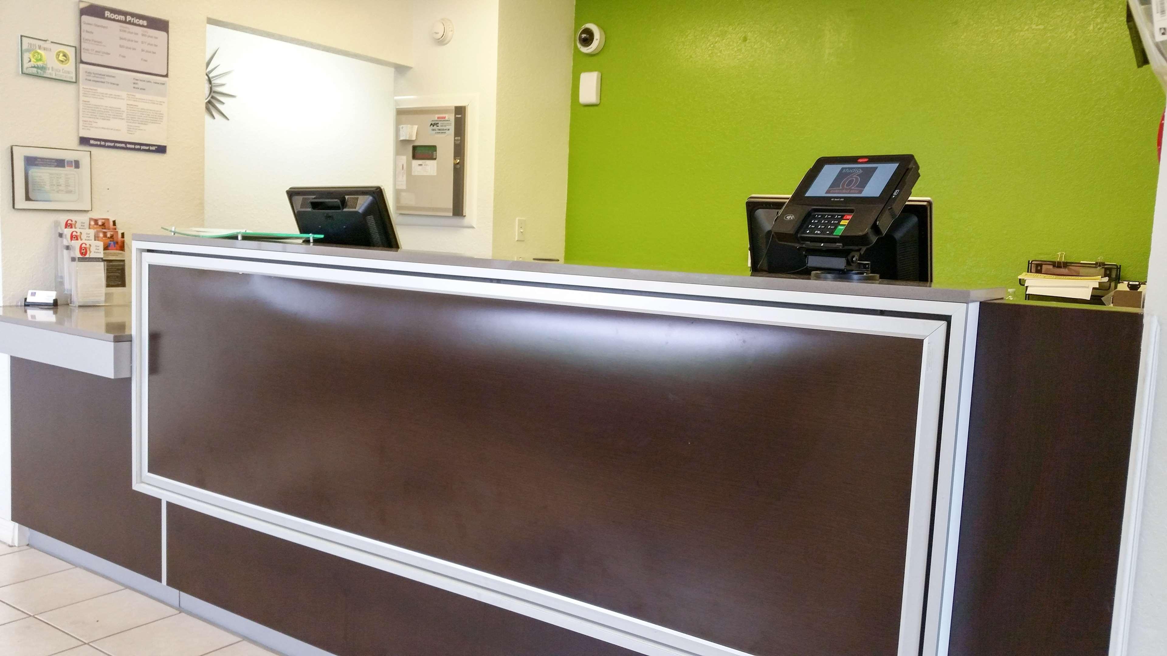 Vista Lobby Studio 6 West Palm Beach, FL