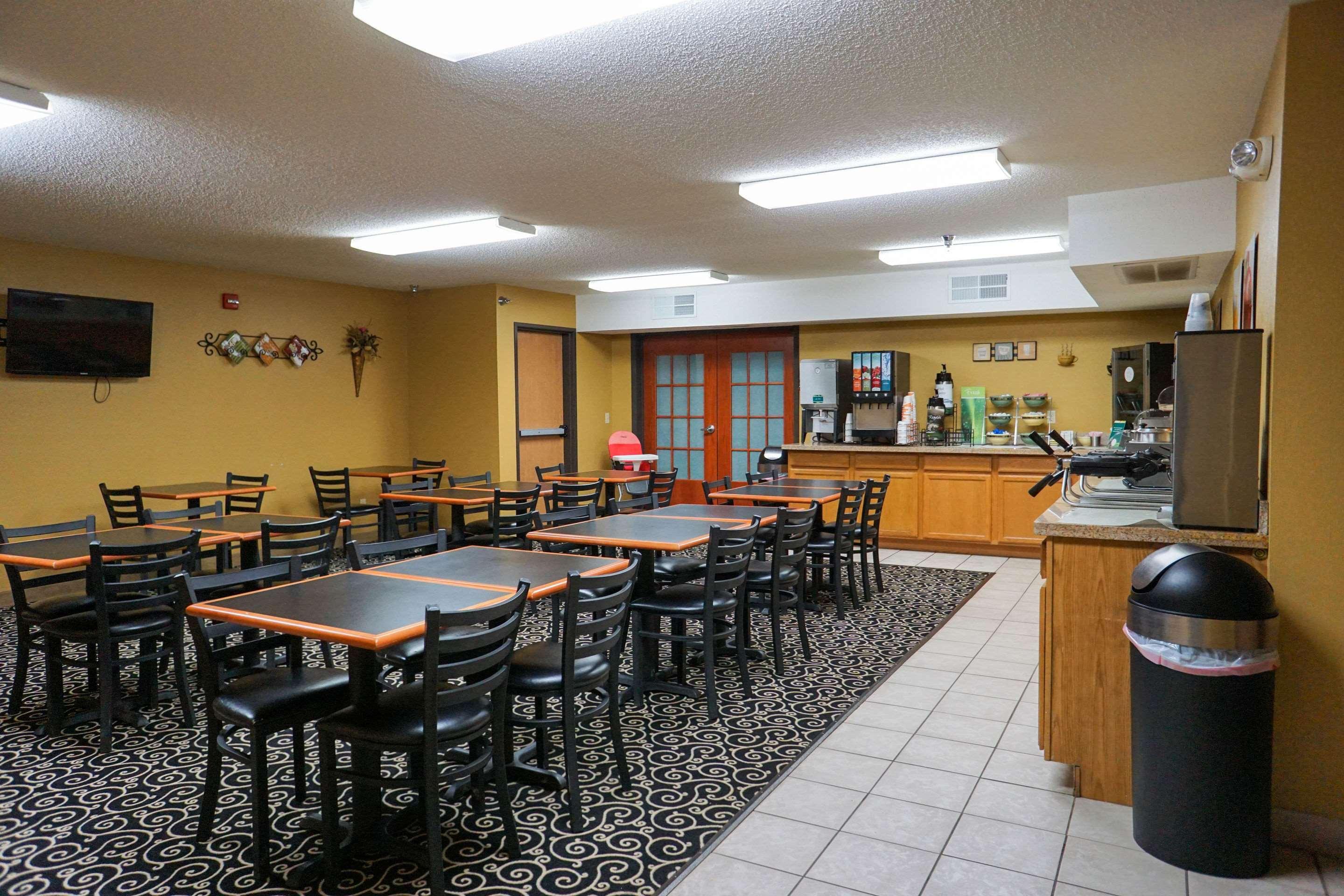 Restaurant Quality Inn & Suites Watertown near Prairie Lakes Ice Arena