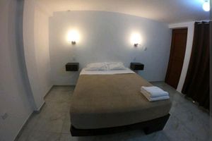 Alojamiento - Habitación con entrada independiente, baño  privado y cama queen