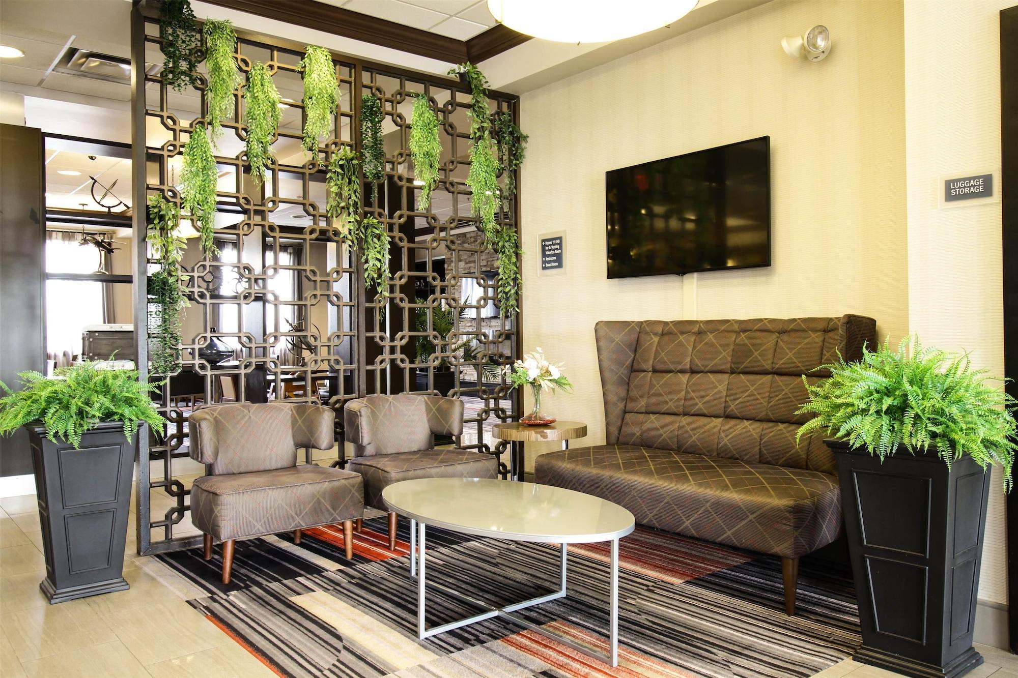 Vista Lobby Waterloo Suites Hotel, Trademark Collection by Wyndham